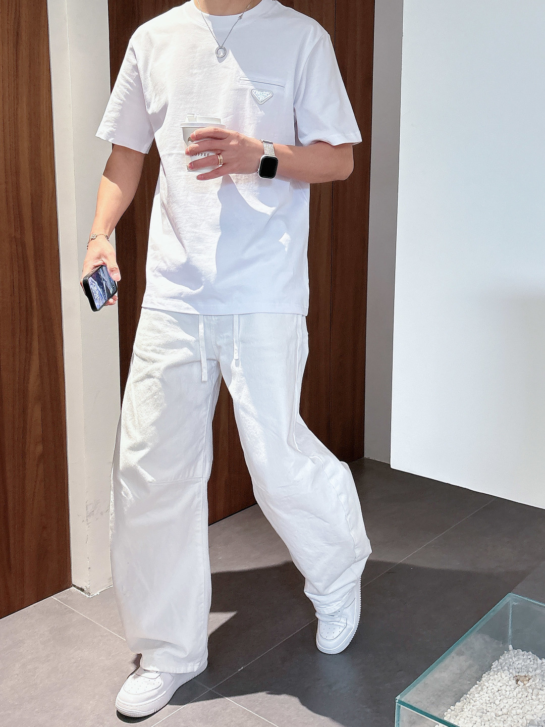 NO:736721,Prada 26ss spring and summer new classic logo coated enamel metal triangle logo short-sleeved T-shirt, decorated with the brand's classic iconic triangle metal logo on the front and chest, very recognizable, evergreen style, minimalist and versatile, the upper body is comfortable and breathable, soft, delicate and micro-elastic, high-quality fabric; color black, white, size S-2XL (higher version has turtleback on the back),, prada, T-shirt, tees, t-shirt,19860909Prada 26ss春夏新品经典标识涂珐琅金属三角形徽标短袖T恤,正面胸前饰有品牌经典标志性三角形金属标点缀超有辨识度,常青款、极简百搭,上身舒适透气、柔软细腻微弹、高品质面料； 颜色黑色、白色 尺码S-2XL（高版本背后有龟背）,,prada,T-shirt,tees，t-shirt,,Men's clothing