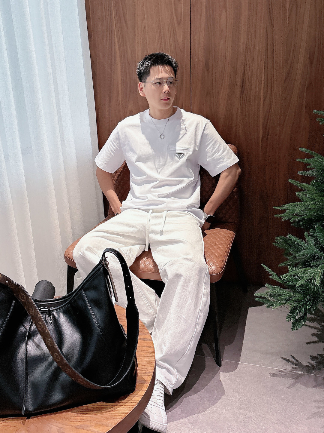 Prada 26ss春夏新品经典标识涂珐琅金属三角形徽标短袖T恤，正面胸前饰有品牌经典标志性三角形金属标