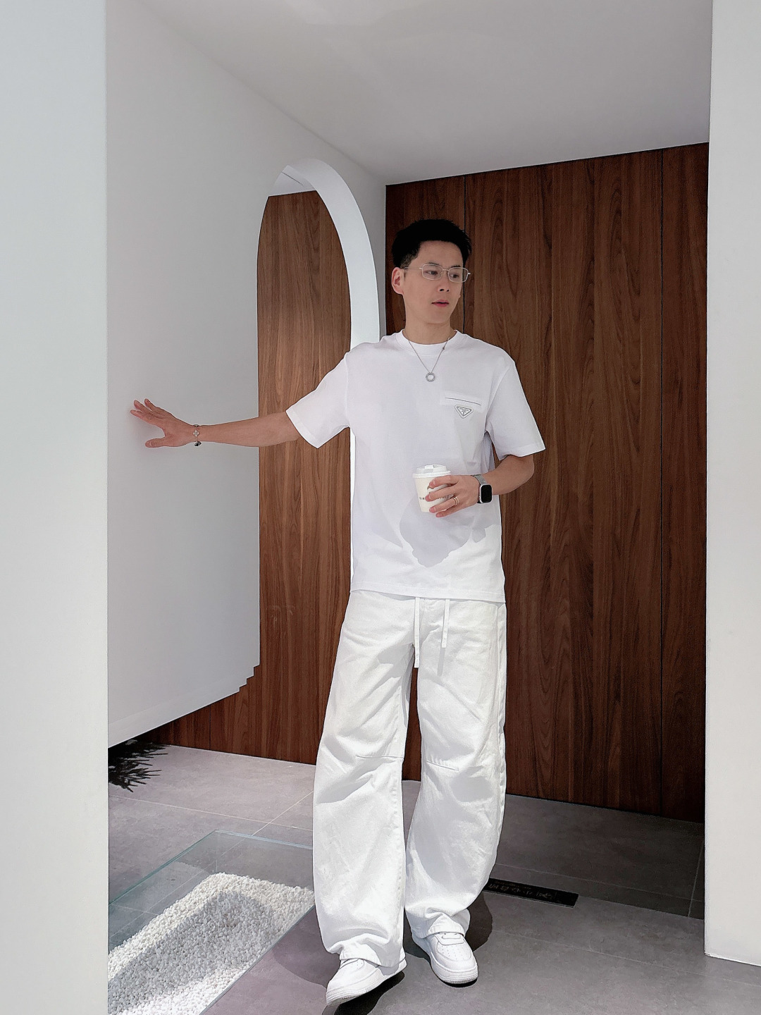 Prada 26ss春夏新品经典标识涂珐琅金属三角形徽标短袖T恤，正面胸前饰有品牌经典标志性三角形金属标