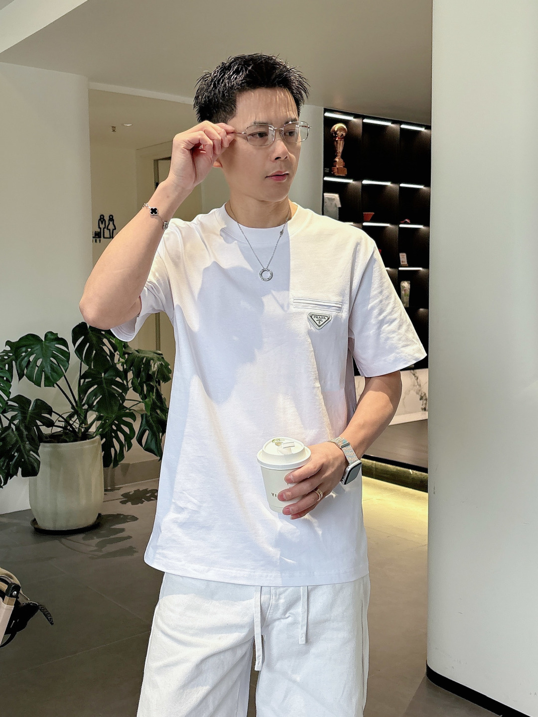 Prada 26ss春夏新品经典标识涂珐琅金属三角形徽标短袖T恤，正面胸前饰有品牌经典标志性三角形金属标