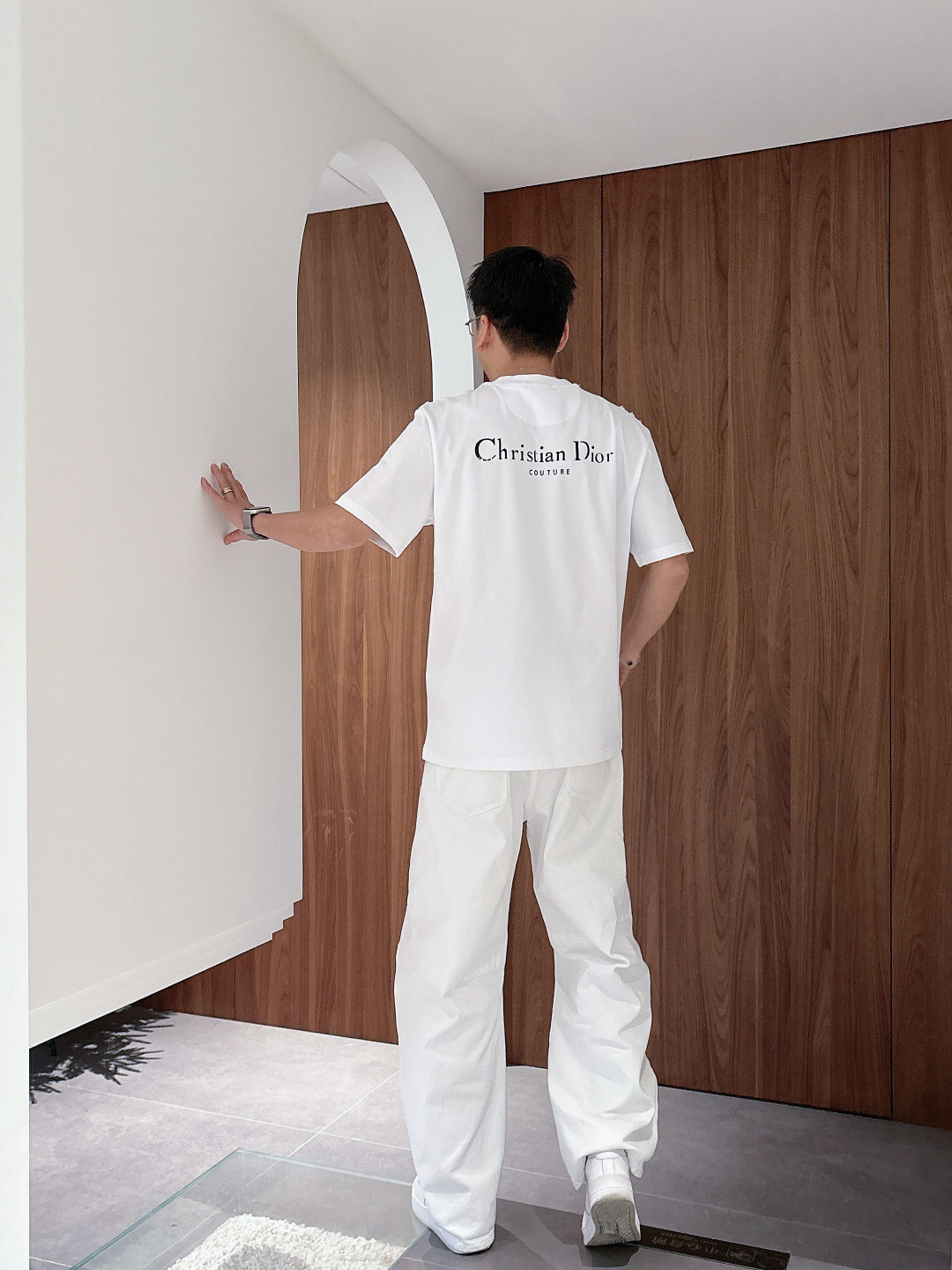 NO:736727,DO# 2026ss new spring and summer new debut counter, the latest short-sleeved round neck T-shirt, high-end customization, avant-garde and fashionable design!  Brand logo worn process design, high-end customized fabrics. Soft to the touch. Comfortable to wear. Counter-level exquisite stitching. Fine workmanship. The upper body effect is incomparably handsome!  A must-have item for a stylish man!  Color Black. White. Size S-2XL,, T-shirt, tees, t-shirt,19860909DO# 2026ss春夏新款首发专柜最新款短袖圆领T恤 高端订制 设计前卫时尚！品牌logo磨破工艺设计 高端定制面料.手感柔软.穿着舒适.专柜级别精致车线.做工精细.上身效果无敌帅气！型男必备单品！颜色黑色.白色.码数S-2XL,,T-shirt,tees，t-shirt,,Men's clothing