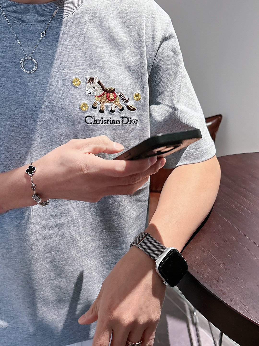 Dior*迪奥 2026 刺绣小马‼️短袖T恤®🖤一眼心动的Dior限定款来啦!'胸前立体刺绣小马萌趣吸