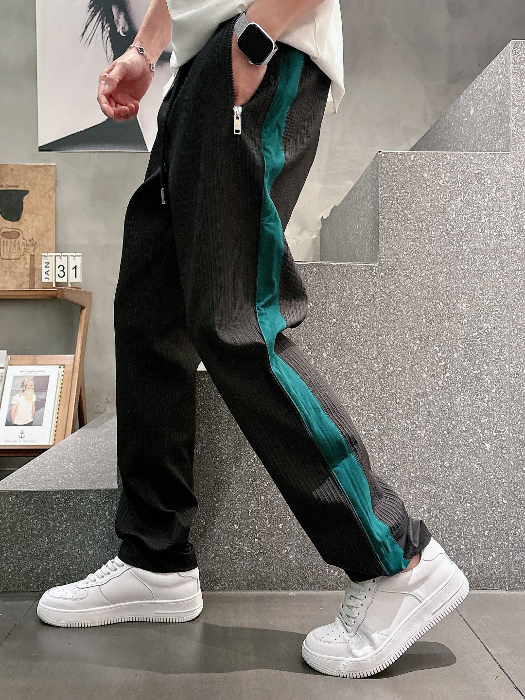 Prada男士休闲裤👍 最新款上身版型无敌正！绝对可以闭眼收的一款此款裤子非常百搭，弹力腰围,日常上班 