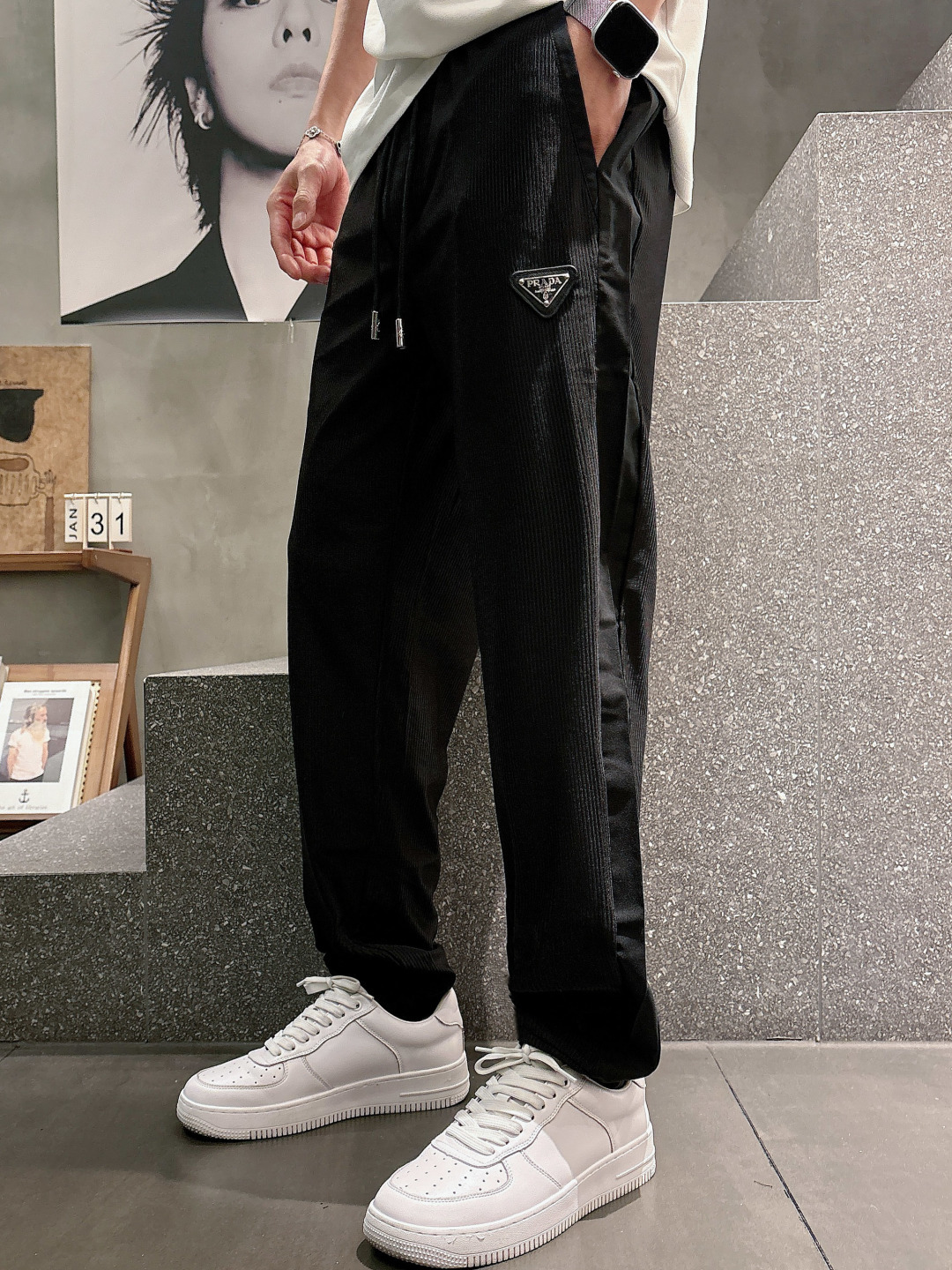 PRADA 普拉达 爆款来袭！纯色休闲裤，特供面料. 公务员/上班族/广谱人群均可.原汁原味的意大利制造