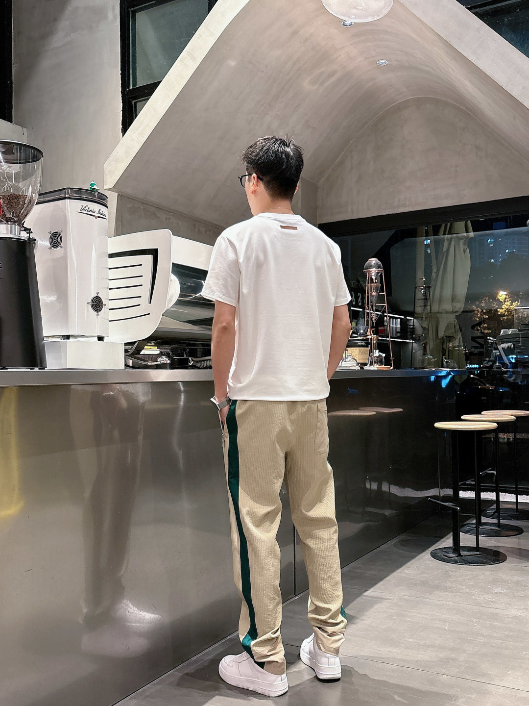 NO:736758,2026ss new products Z Home Spring and Summer The front is decorated with classic elements of the brand in contrasting colors, three-dimensional embroidery of letters, logo and flowers. Short-sleeved T-shirt, classic minimalist style design, an indispensable item in the wardrobe, (customized mercerized pique fabric. Contains mulberry silk.  The mercerized pearl texture is soft and delicate, has good gloss, and the overall texture is superb. This model uses a pearl mesh structure to have good air permeability and moisture absorption, making it comfortable and dry to wear. It also has certain wrinkle resistance and color fastness, and is not easy to deform and fade.) Black, white, code size S-2XL,, T-shirt, tees, t-shirt,198609092026ss新品 Z家 春夏正面饰有撞色品牌经典元素 字母logo花字立体刺绣 短袖T恤,经典极简风格设计衣橱里不可或少的单品,（定制丝光珠地面料.含桑蚕丝. 丝光珠地手感柔软细腻,光泽度好,整体质感超赞.此款选用珠地网眼结构使其具有良好的透气性和吸湿性,穿着舒适干爽,同时还具备一定的抗皱性和色牢度,不易变形和褪色）黑色 白色 码数S-2XL,,T-shirt,tees，t-shirt,,Men's clothing