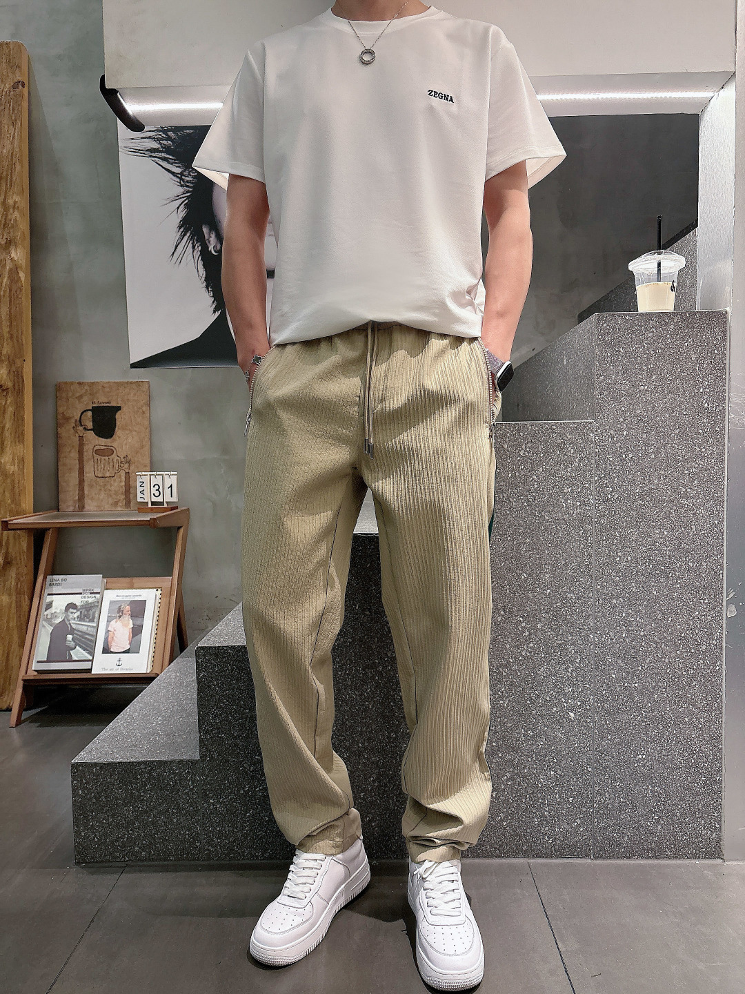 Prada男士休闲裤👍 最新款上身版型无敌正！绝对可以闭眼收的一款此款裤子非常百搭，弹力腰围,日常上班 