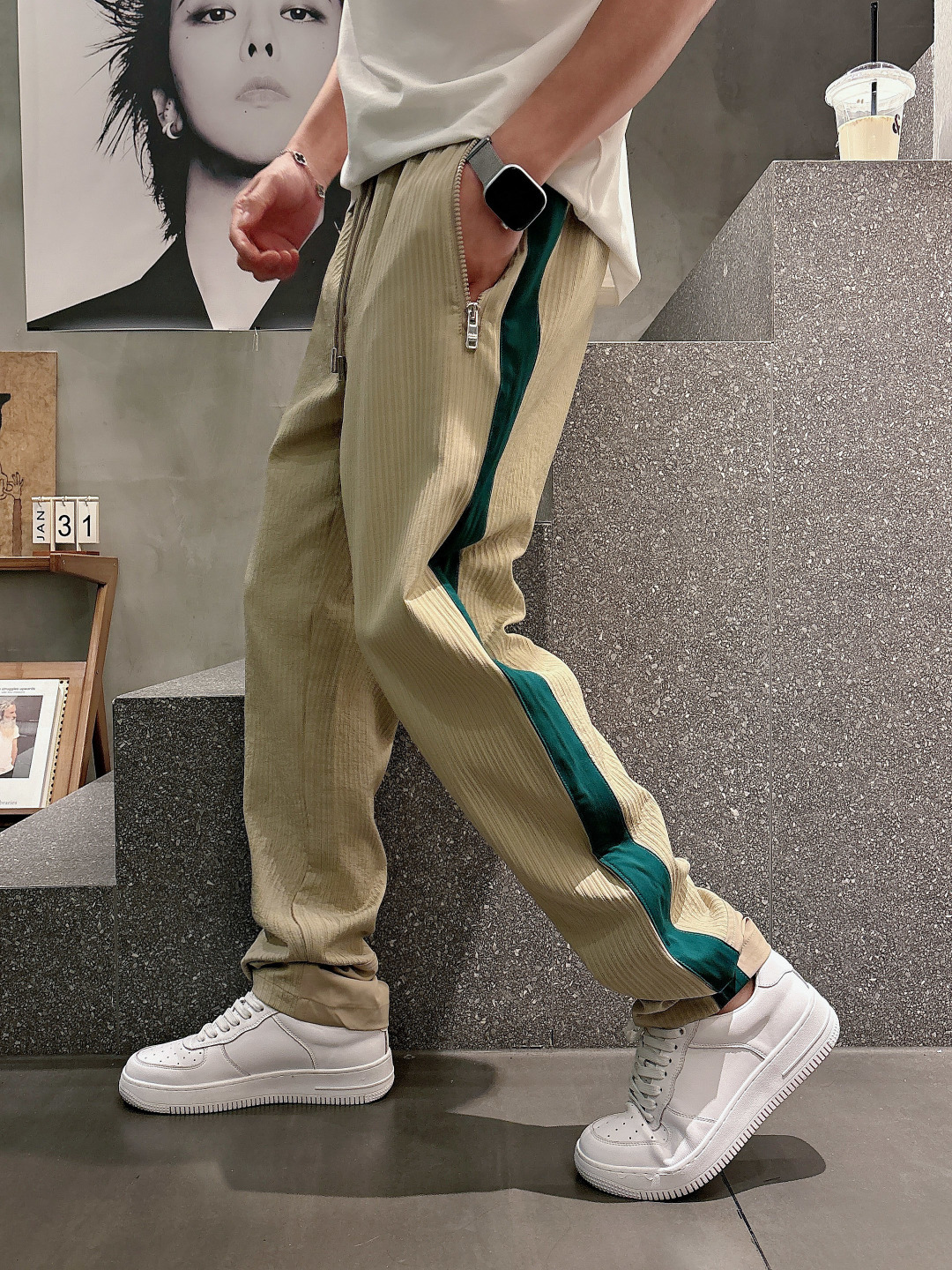 Prada男士休闲裤👍 最新款上身版型无敌正！绝对可以闭眼收的一款此款裤子非常百搭，弹力腰围,日常上班 