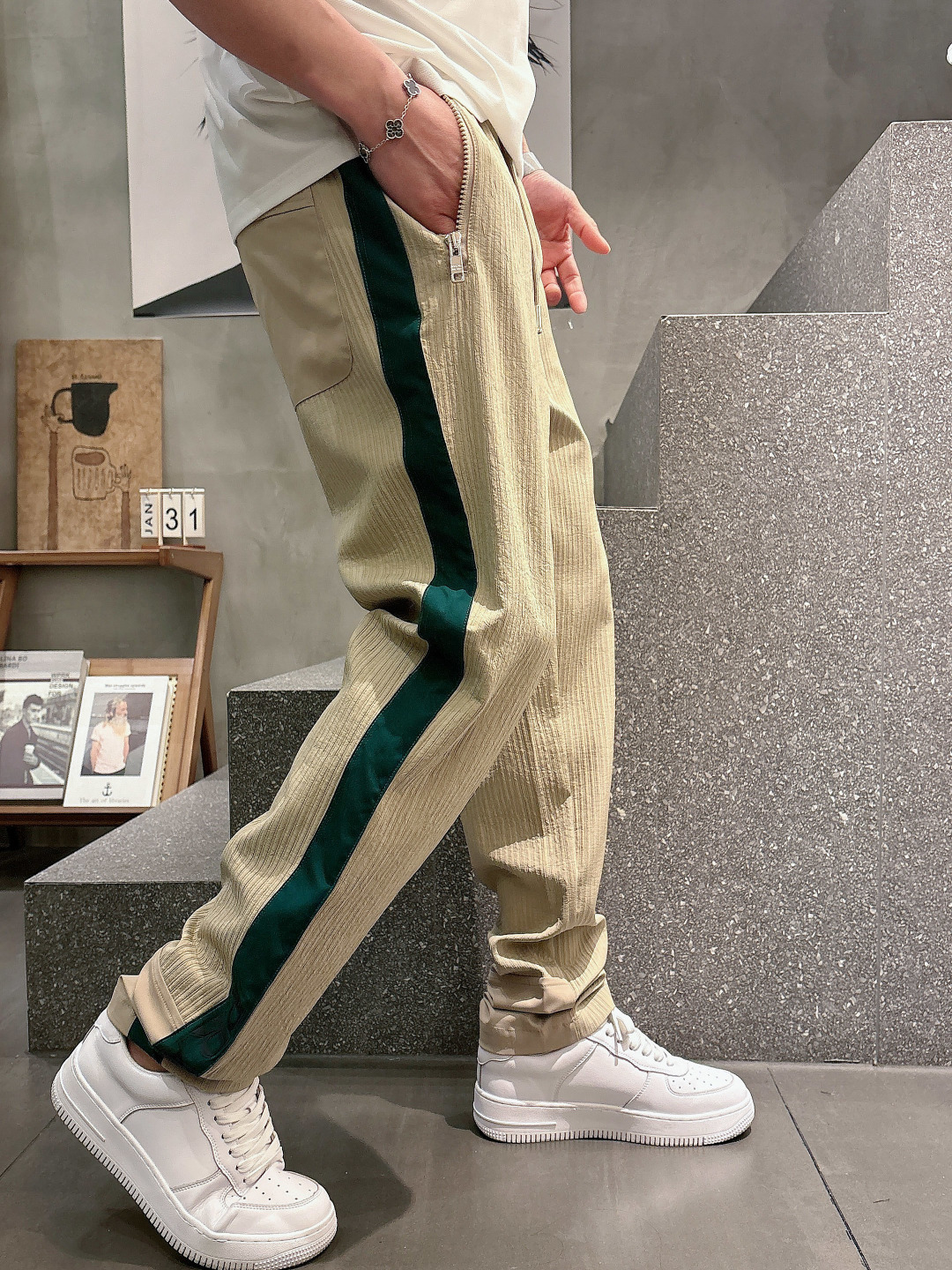 Prada男士休闲裤👍 最新款上身版型无敌正！绝对可以闭眼收的一款此款裤子非常百搭，弹力腰围,日常上班 