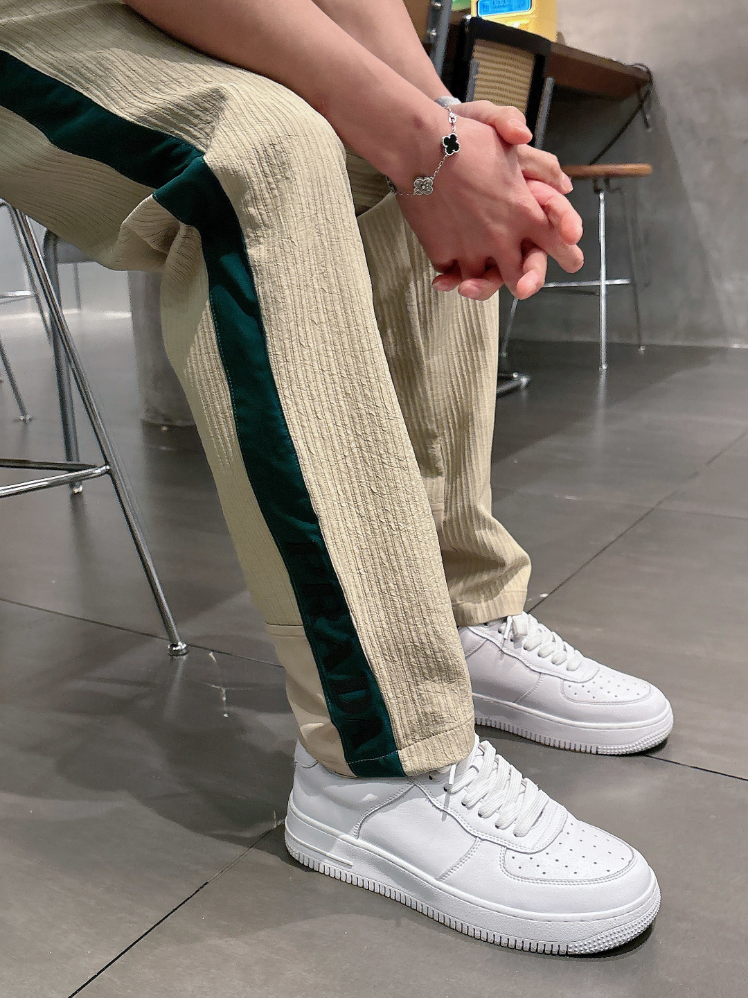 Prada男士休闲裤👍 最新款上身版型无敌正！绝对可以闭眼收的一款此款裤子非常百搭，弹力腰围,日常上班 