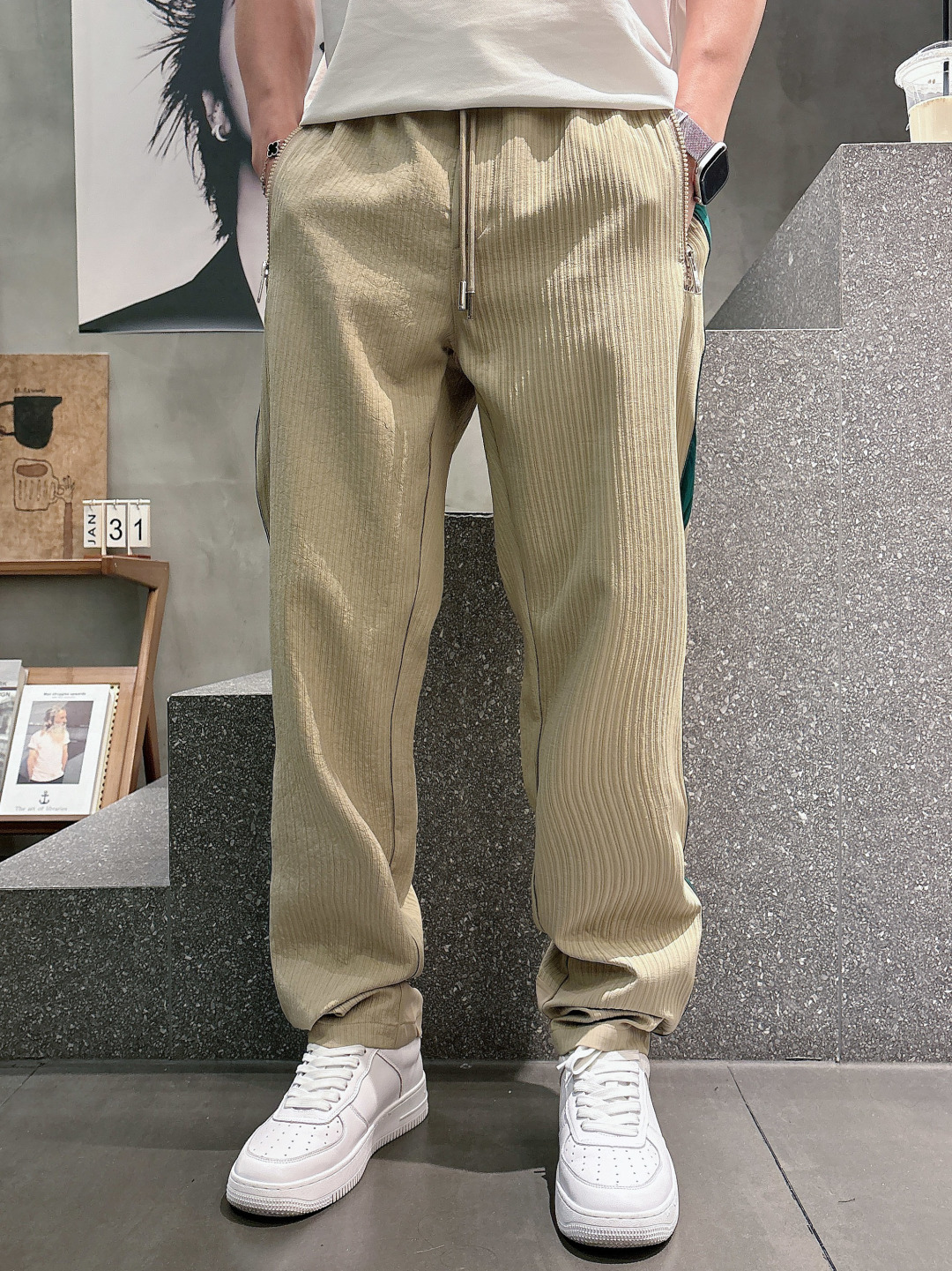 Prada男士休闲裤👍 最新款上身版型无敌正！绝对可以闭眼收的一款此款裤子非常百搭，弹力腰围,日常上班 