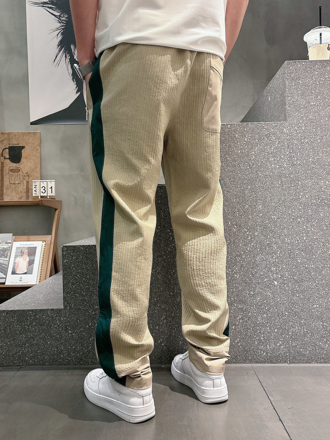 Prada男士休闲裤👍 最新款上身版型无敌正！绝对可以闭眼收的一款此款裤子非常百搭，弹力腰围,日常上班 