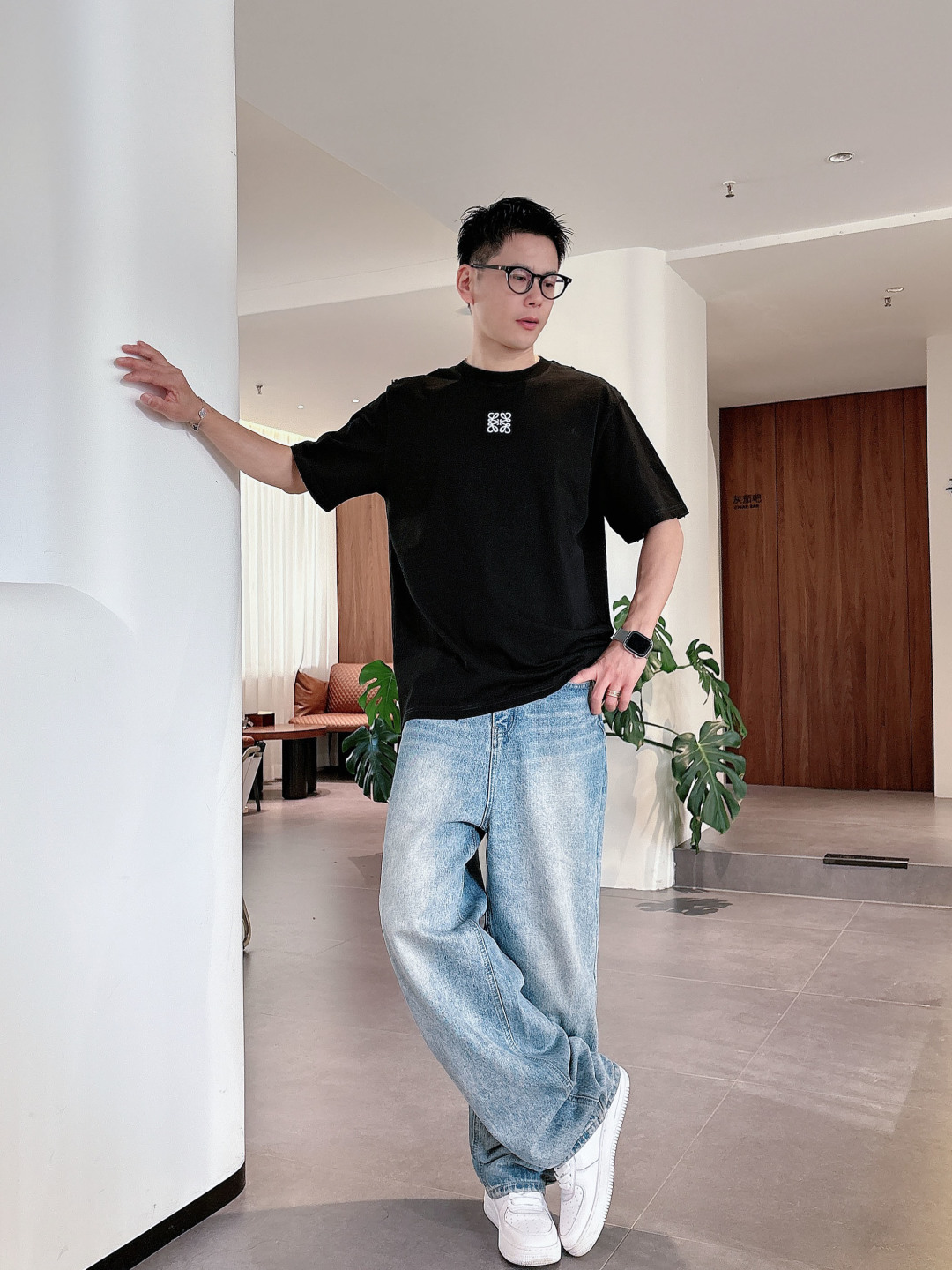 Pra26SS春夏新品三角铁牌徽标圆领短袖T恤，胸前衣服同色倒三角金属徽标，珐琅工艺低调又有辨识度，圆领