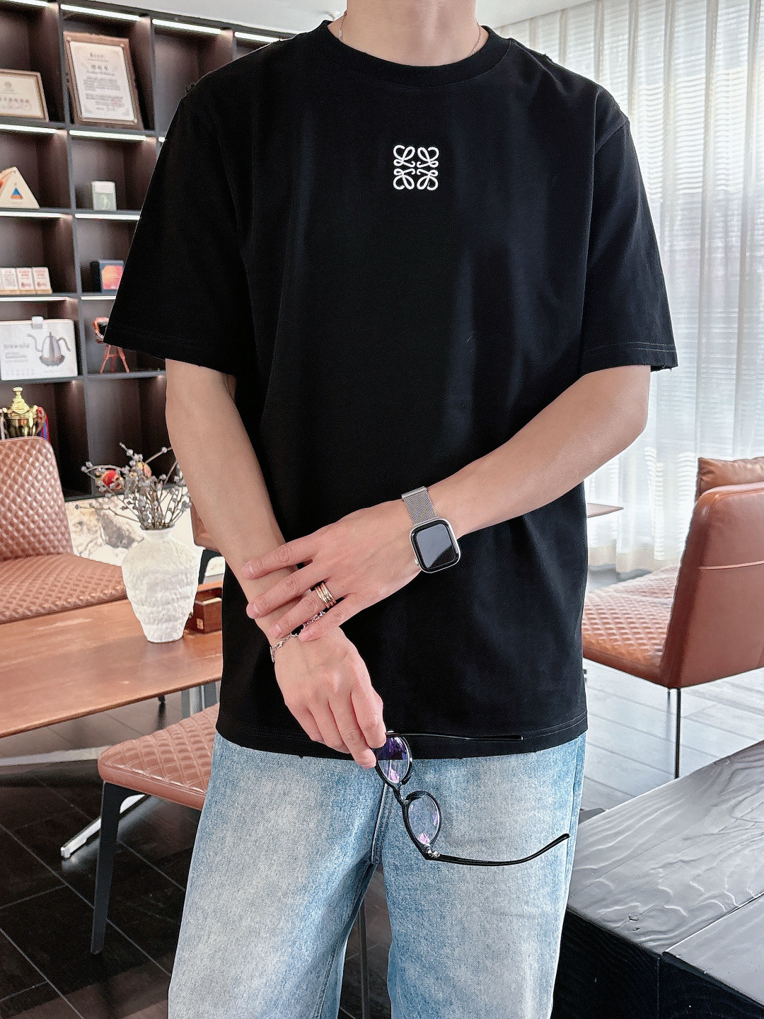 Pra26SS春夏新品三角铁牌徽标圆领短袖T恤，胸前衣服同色倒三角金属徽标，珐琅工艺低调又有辨识度，圆领