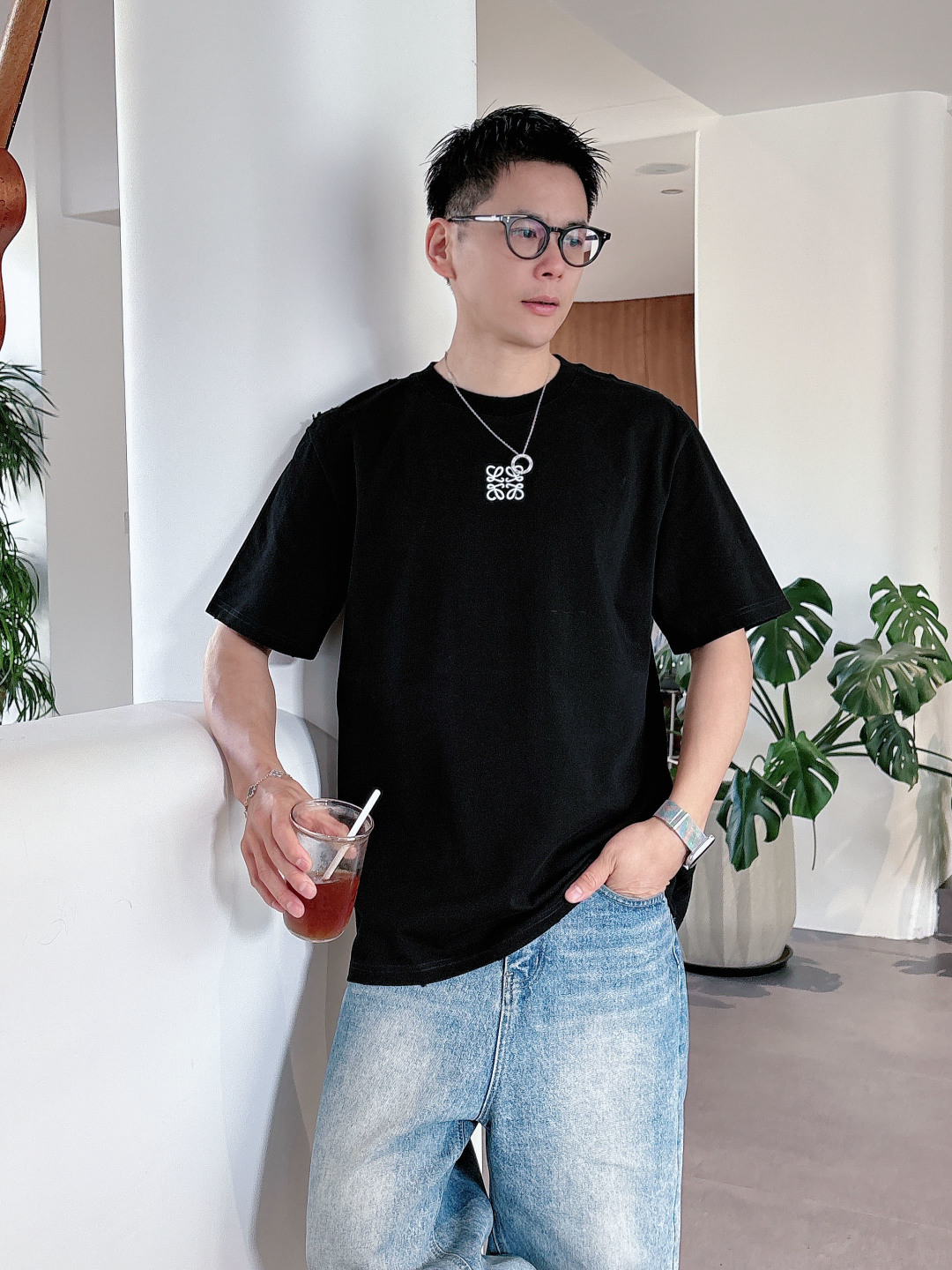 Pra26SS春夏新品三角铁牌徽标圆领短袖T恤，胸前衣服同色倒三角金属徽标，珐琅工艺低调又有辨识度，圆领