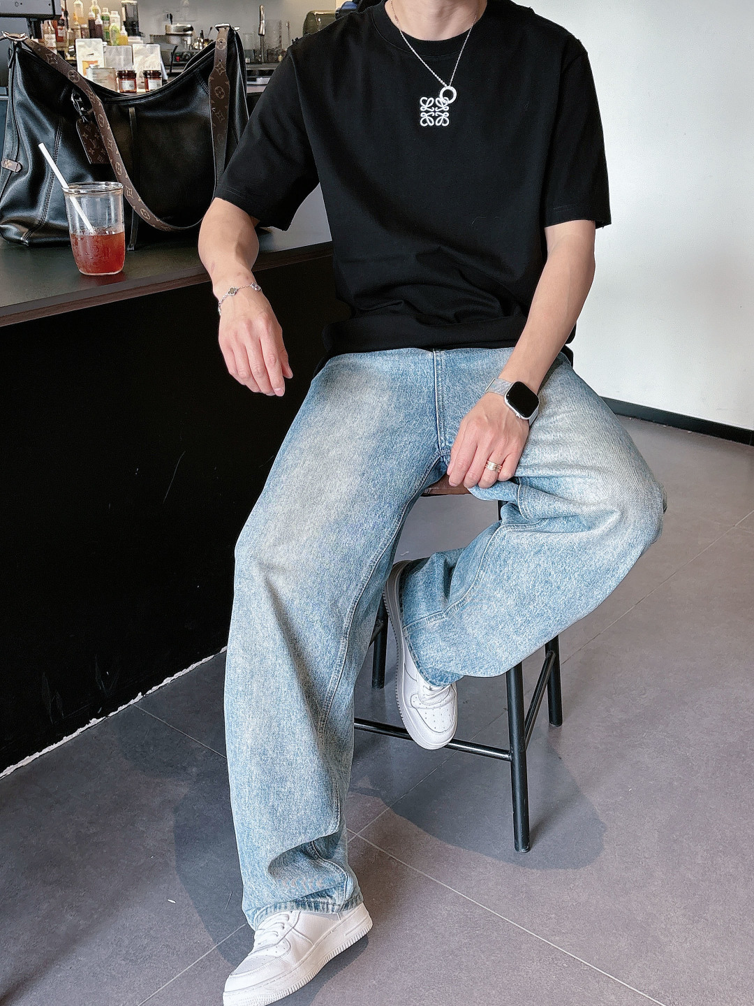 Pra26SS春夏新品三角铁牌徽标圆领短袖T恤，胸前衣服同色倒三角金属徽标，珐琅工艺低调又有辨识度，圆领