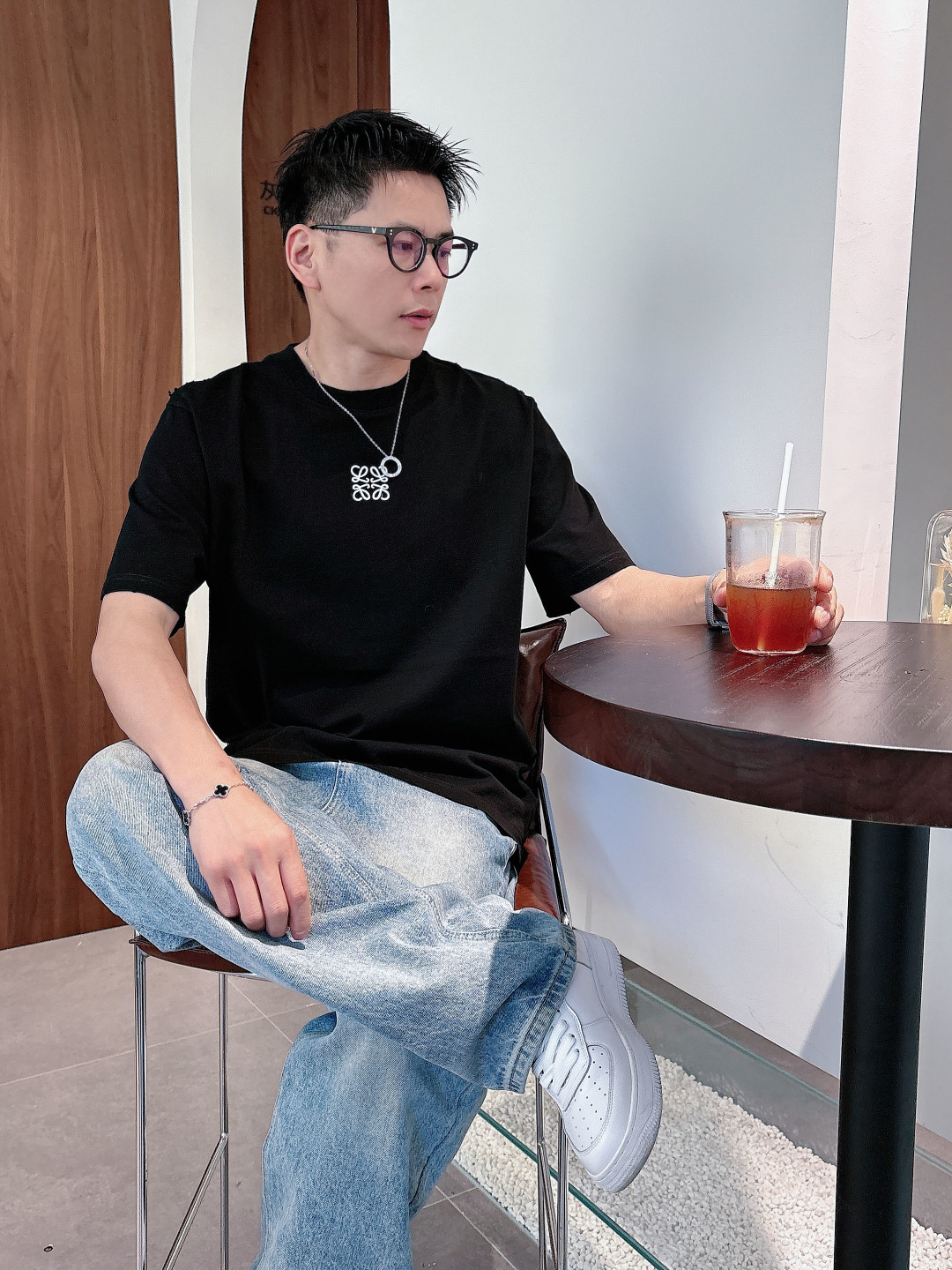 Pra26SS春夏新品三角铁牌徽标圆领短袖T恤，胸前衣服同色倒三角金属徽标，珐琅工艺低调又有辨识度，圆领