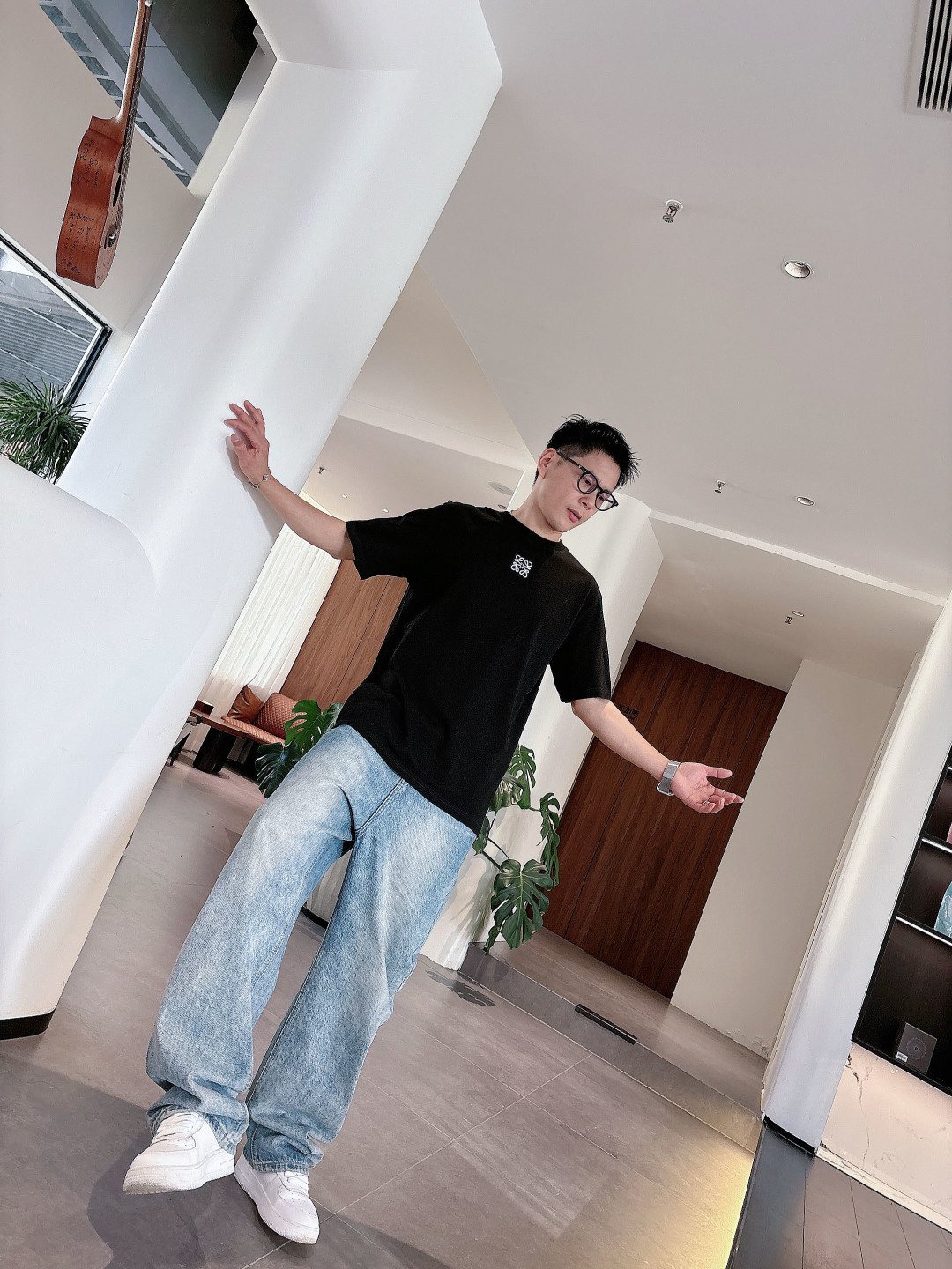 Pra26SS春夏新品三角铁牌徽标圆领短袖T恤，胸前衣服同色倒三角金属徽标，珐琅工艺低调又有辨识度，圆领