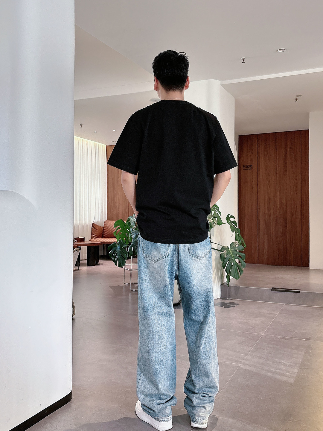 Pra26SS春夏新品三角铁牌徽标圆领短袖T恤，胸前衣服同色倒三角金属徽标，珐琅工艺低调又有辨识度，圆领