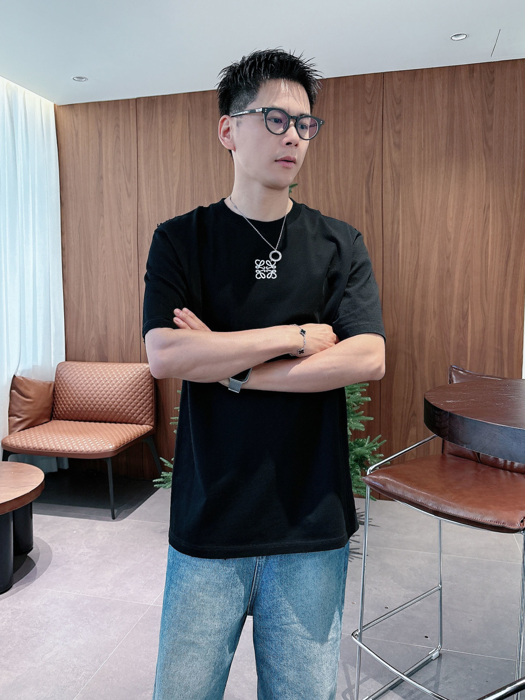 Pra26SS春夏新品三角铁牌徽标圆领短袖T恤，胸前衣服同色倒三角金属徽标，珐琅工艺低调又有辨识度，圆领