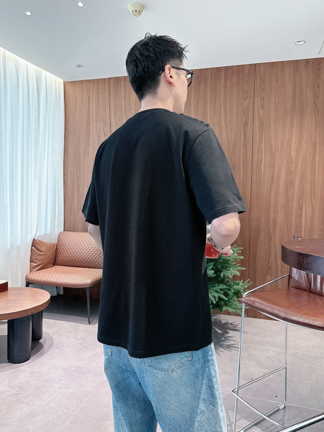 Pra26SS春夏新品三角铁牌徽标圆领短袖T恤，胸前衣服同色倒三角金属徽标，珐琅工艺低调又有辨识度，圆领