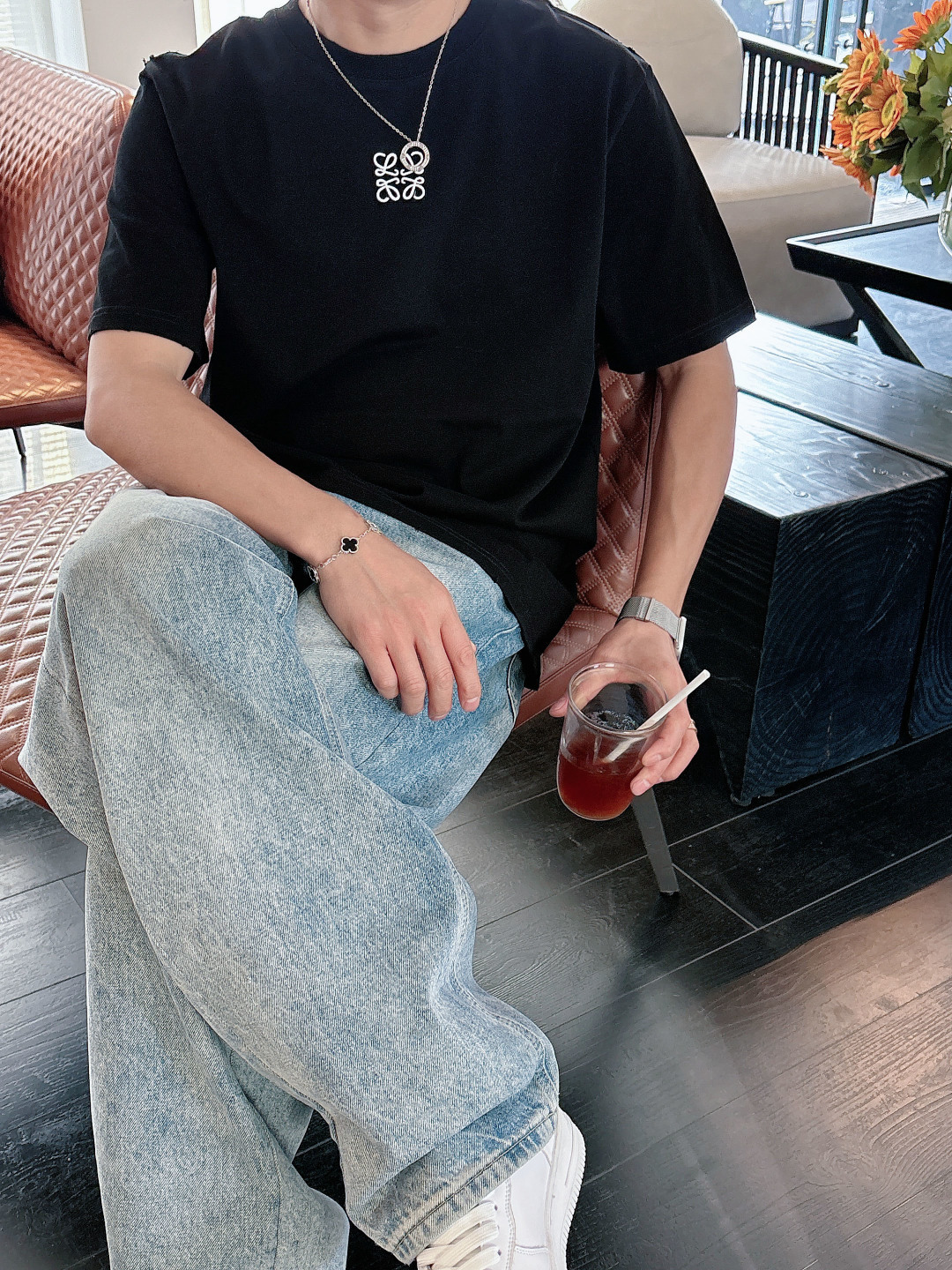 Pra26SS春夏新品三角铁牌徽标圆领短袖T恤，胸前衣服同色倒三角金属徽标，珐琅工艺低调又有辨识度，圆领