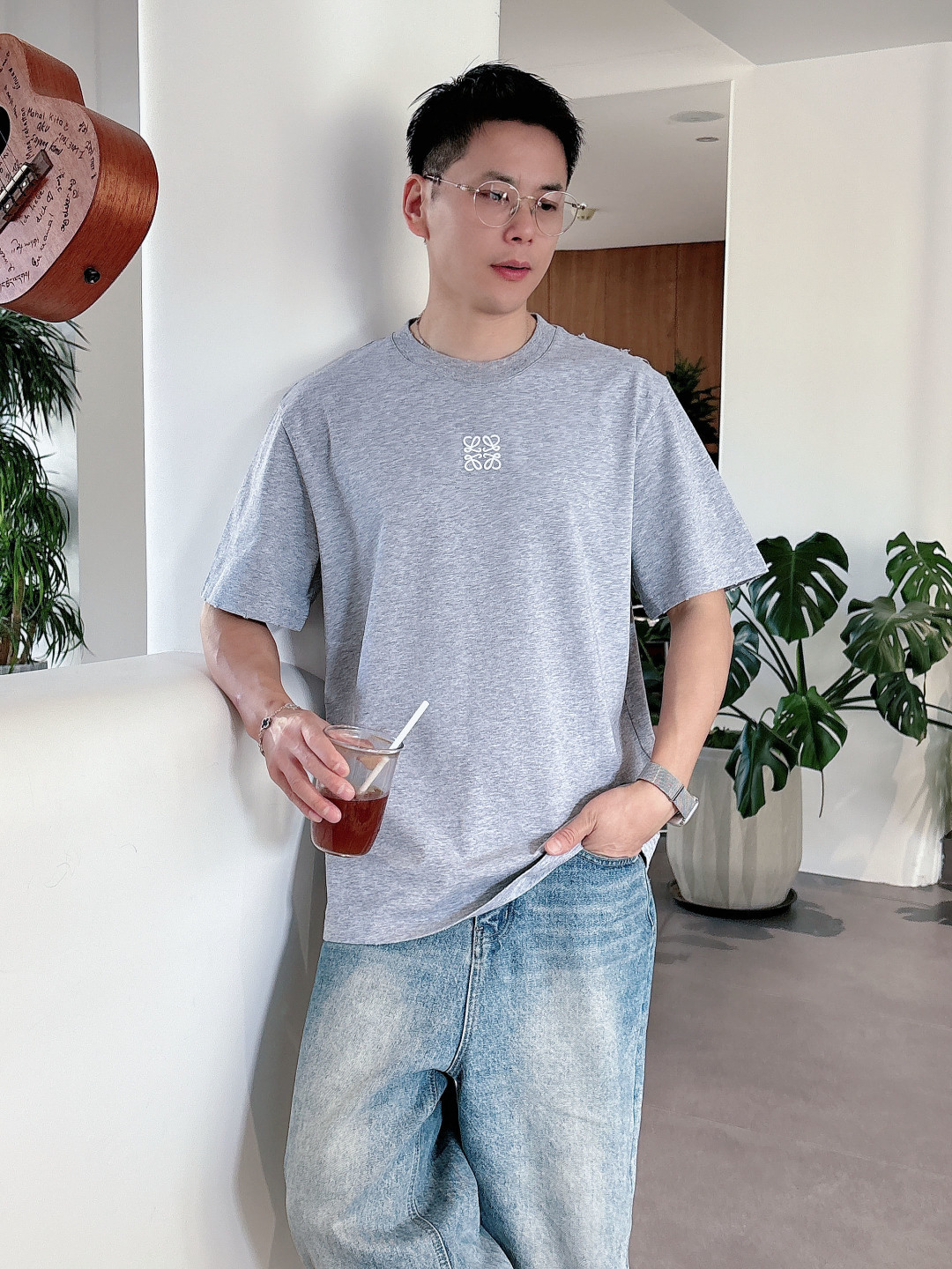 Pra26SS春夏新品三角铁牌徽标圆领短袖T恤，胸前衣服同色倒三角金属徽标，珐琅工艺低调又有辨识度，圆领