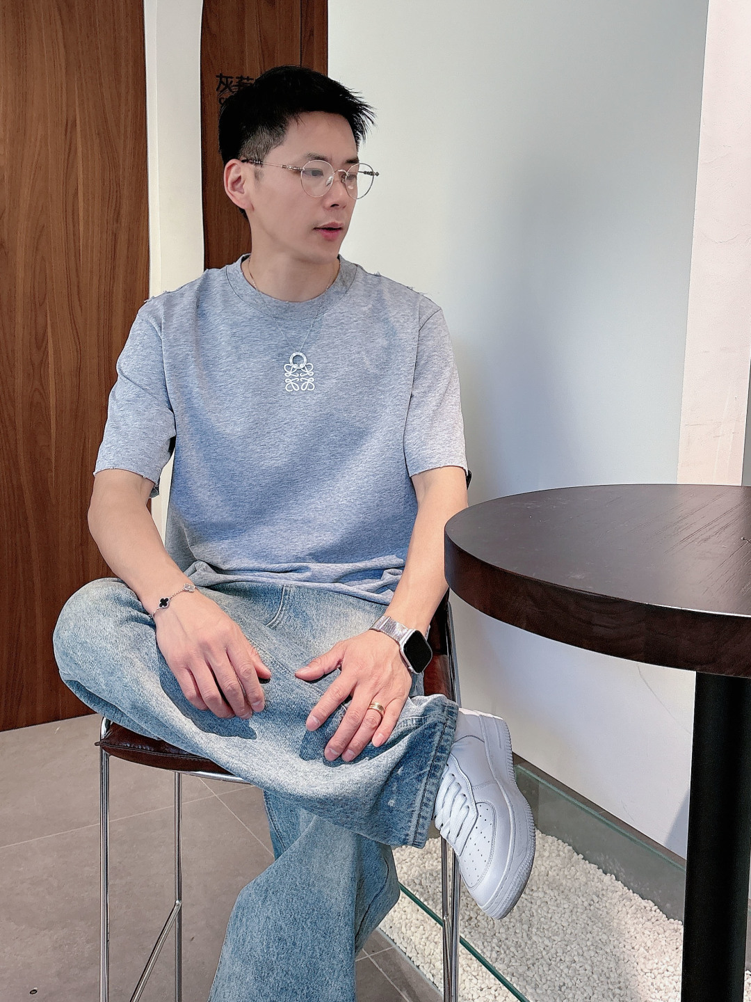 Pra26SS春夏新品三角铁牌徽标圆领短袖T恤，胸前衣服同色倒三角金属徽标，珐琅工艺低调又有辨识度，圆领