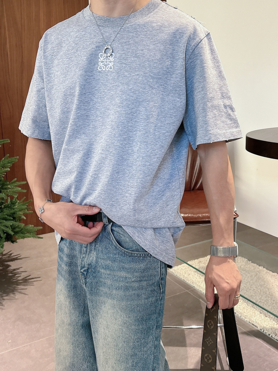 Pra26SS春夏新品三角铁牌徽标圆领短袖T恤，胸前衣服同色倒三角金属徽标，珐琅工艺低调又有辨识度，圆领