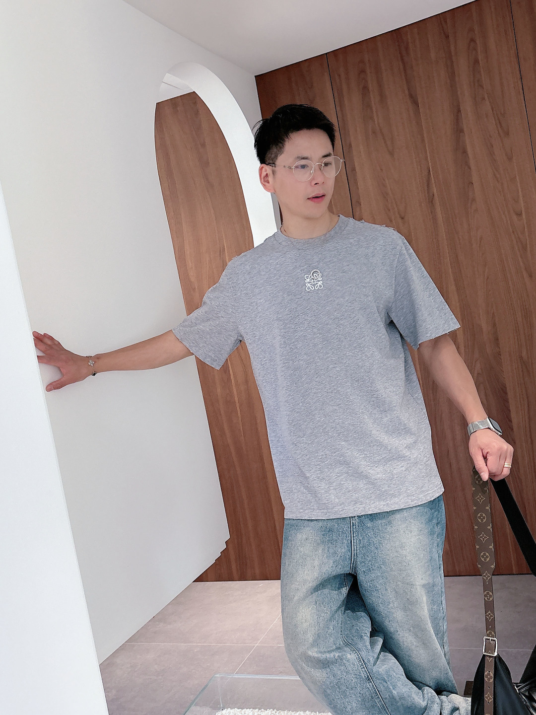 Pra26SS春夏新品三角铁牌徽标圆领短袖T恤，胸前衣服同色倒三角金属徽标，珐琅工艺低调又有辨识度，圆领