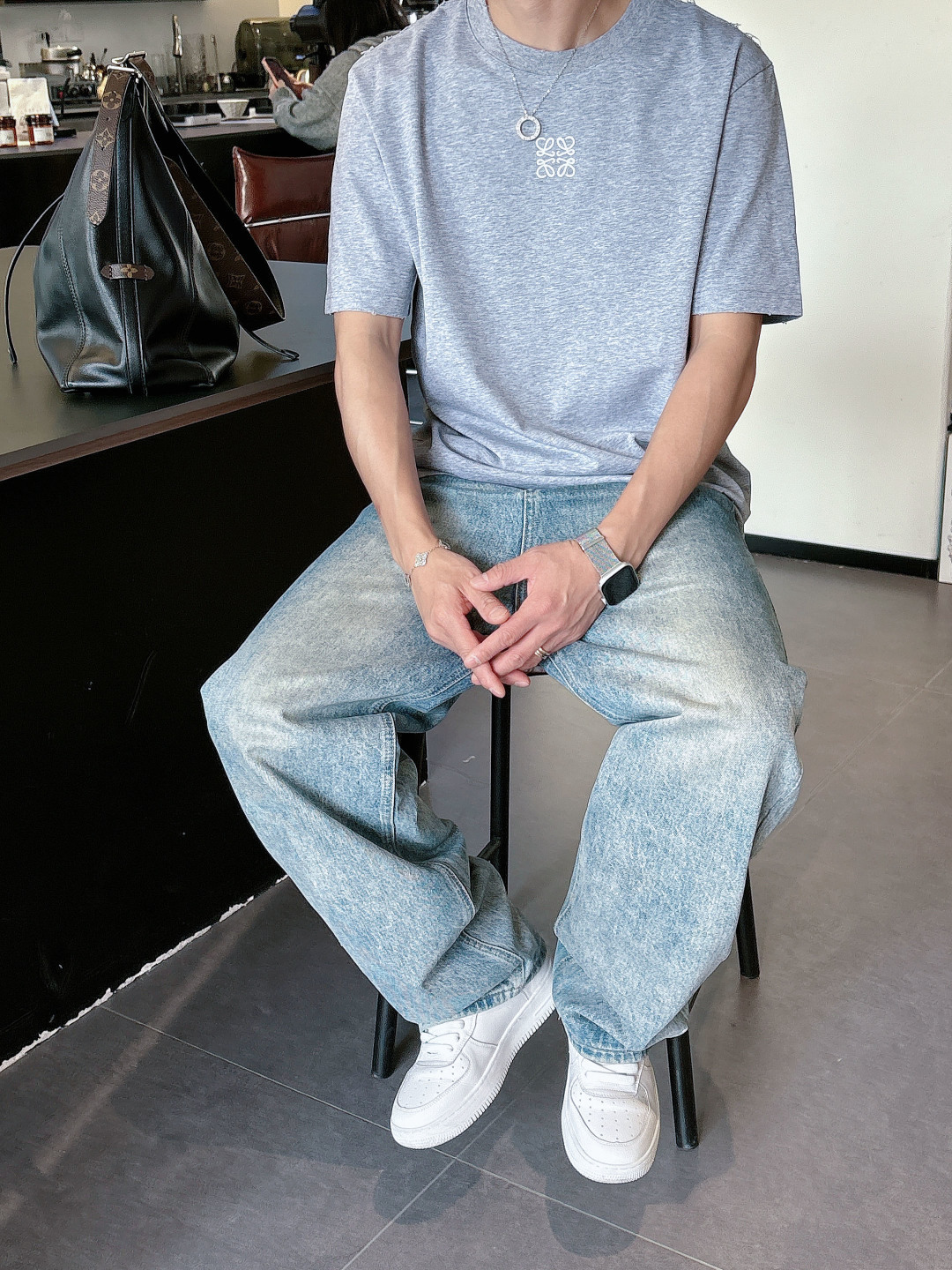 Pra26SS春夏新品三角铁牌徽标圆领短袖T恤，胸前衣服同色倒三角金属徽标，珐琅工艺低调又有辨识度，圆领