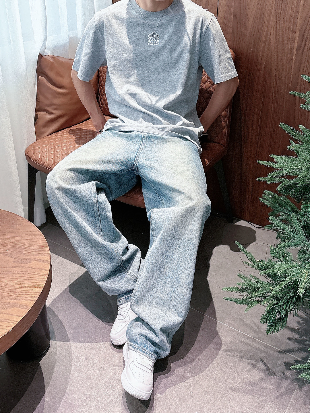 Pra26SS春夏新品三角铁牌徽标圆领短袖T恤，胸前衣服同色倒三角金属徽标，珐琅工艺低调又有辨识度，圆领