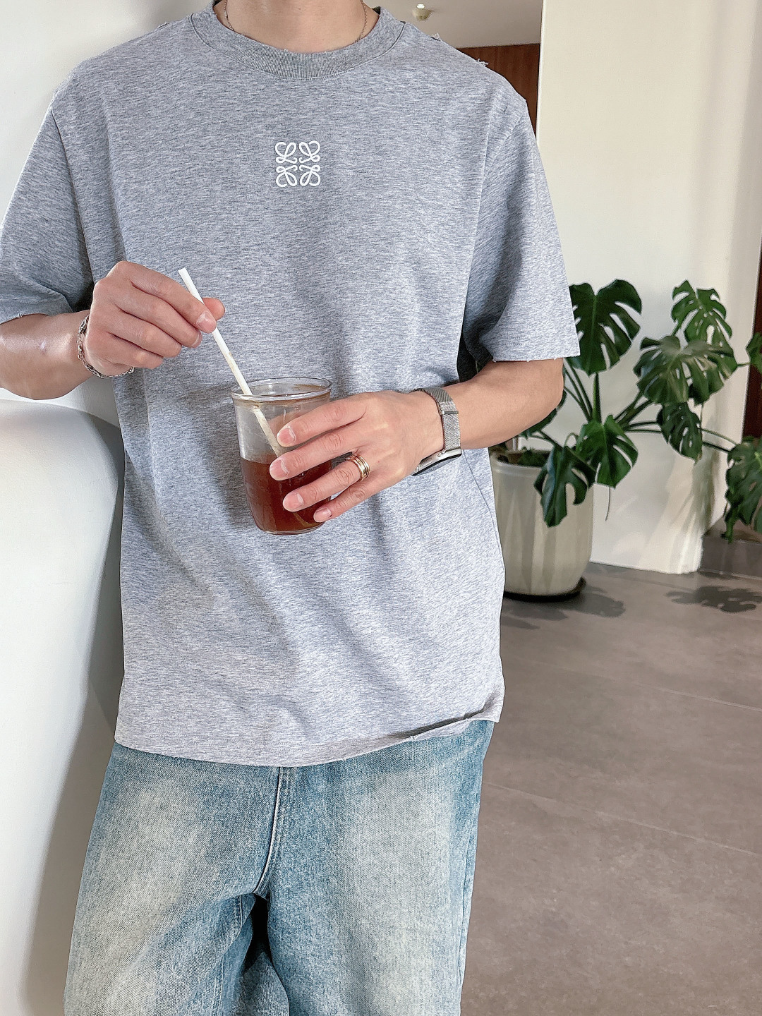 Pra26SS春夏新品三角铁牌徽标圆领短袖T恤，胸前衣服同色倒三角金属徽标，珐琅工艺低调又有辨识度，圆领