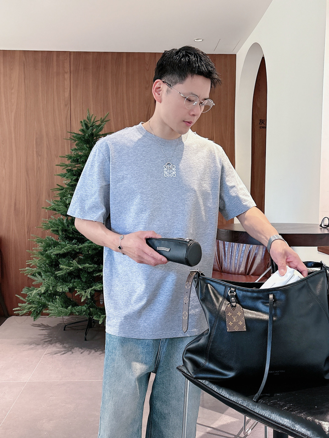 Pra26SS春夏新品三角铁牌徽标圆领短袖T恤，胸前衣服同色倒三角金属徽标，珐琅工艺低调又有辨识度，圆领