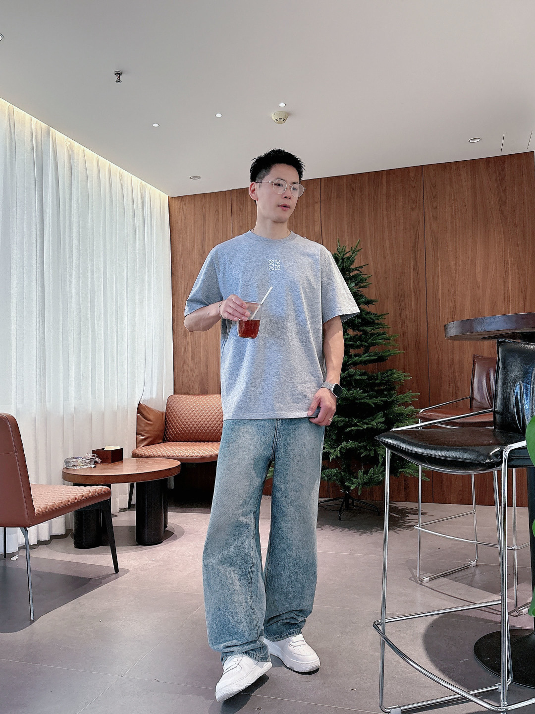 Pra26SS春夏新品三角铁牌徽标圆领短袖T恤，胸前衣服同色倒三角金属徽标，珐琅工艺低调又有辨识度，圆领