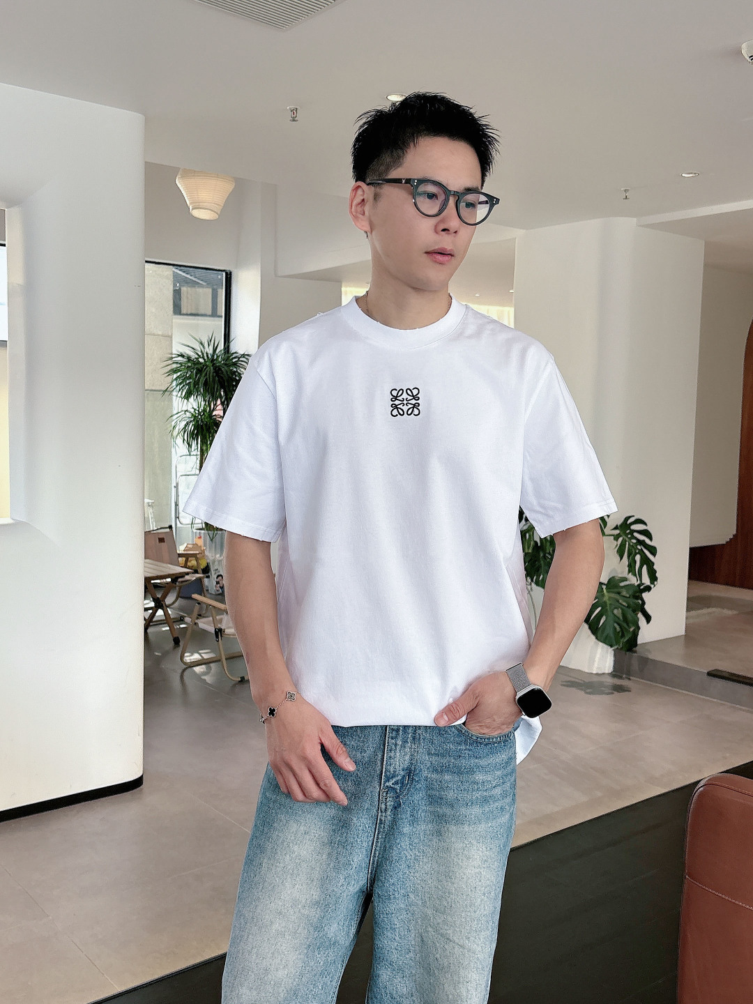 Pra26SS春夏新品三角铁牌徽标圆领短袖T恤，胸前衣服同色倒三角金属徽标，珐琅工艺低调又有辨识度，圆领