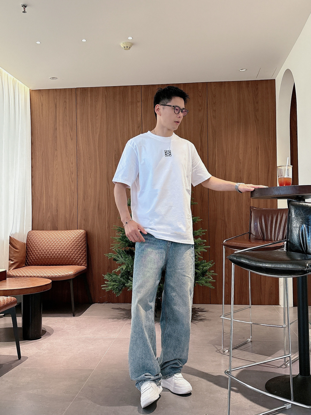 NO:736754,Pra26SS spring and summer new triangle iron brand logo round neck short-sleeved T-shirt, with the same color inverted triangle metal logo on the chest, the enamel craftsmanship is low-key and recognizable, the round neck design is simple and versatile, and can be easily controlled in daily casual or street style. The tailoring redefines the brand's ever-evolving iconic style and injects new ideas into men's wardrobe. The fabric has high-end texture, size S～2XL, prada, T-shirt, tees, t-shirt,19860909Pra26SS春夏新品三角铁牌徽标圆领短袖T恤,胸前衣服同色倒三角金属徽标,珐琅工艺低调又有辨识度,圆领设计简约百搭,日常休闲或街头风都能轻松驾驭.剪裁合身,重新定义了品牌不断演变的标志性风格,为男士衣橱注入新意.面料质感高端、码数 S～2XL,,prada,T-shirt,tees，t-shirt,,Men's clothing