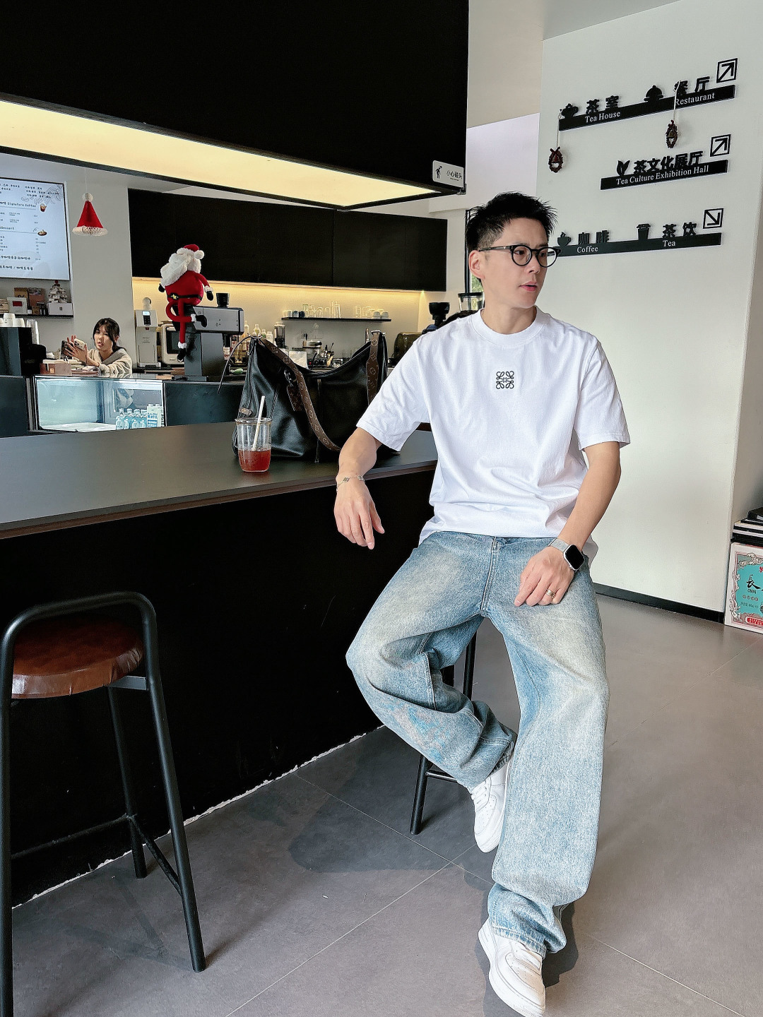 Pra26SS春夏新品三角铁牌徽标圆领短袖T恤，胸前衣服同色倒三角金属徽标，珐琅工艺低调又有辨识度，圆领