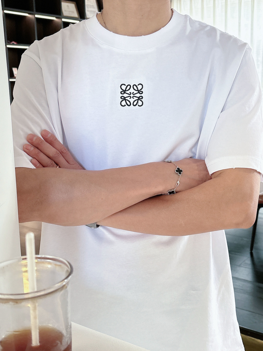 Pra26SS春夏新品三角铁牌徽标圆领短袖T恤，胸前衣服同色倒三角金属徽标，珐琅工艺低调又有辨识度，圆领