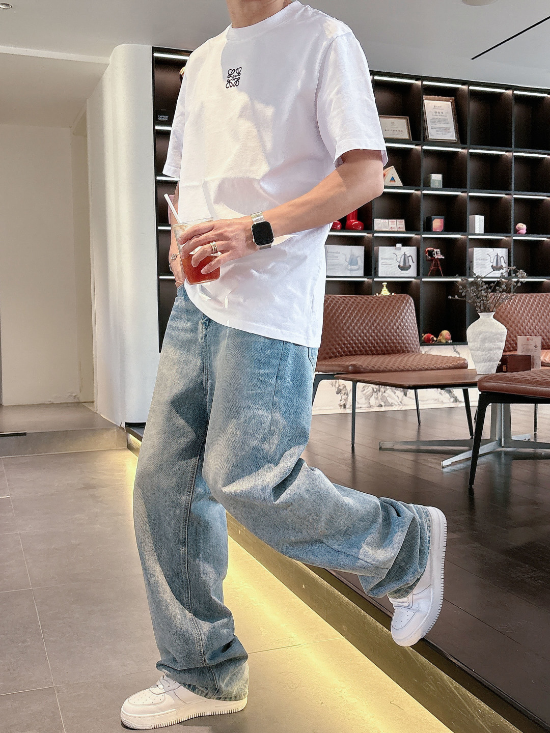 Pra26SS春夏新品三角铁牌徽标圆领短袖T恤，胸前衣服同色倒三角金属徽标，珐琅工艺低调又有辨识度，圆领