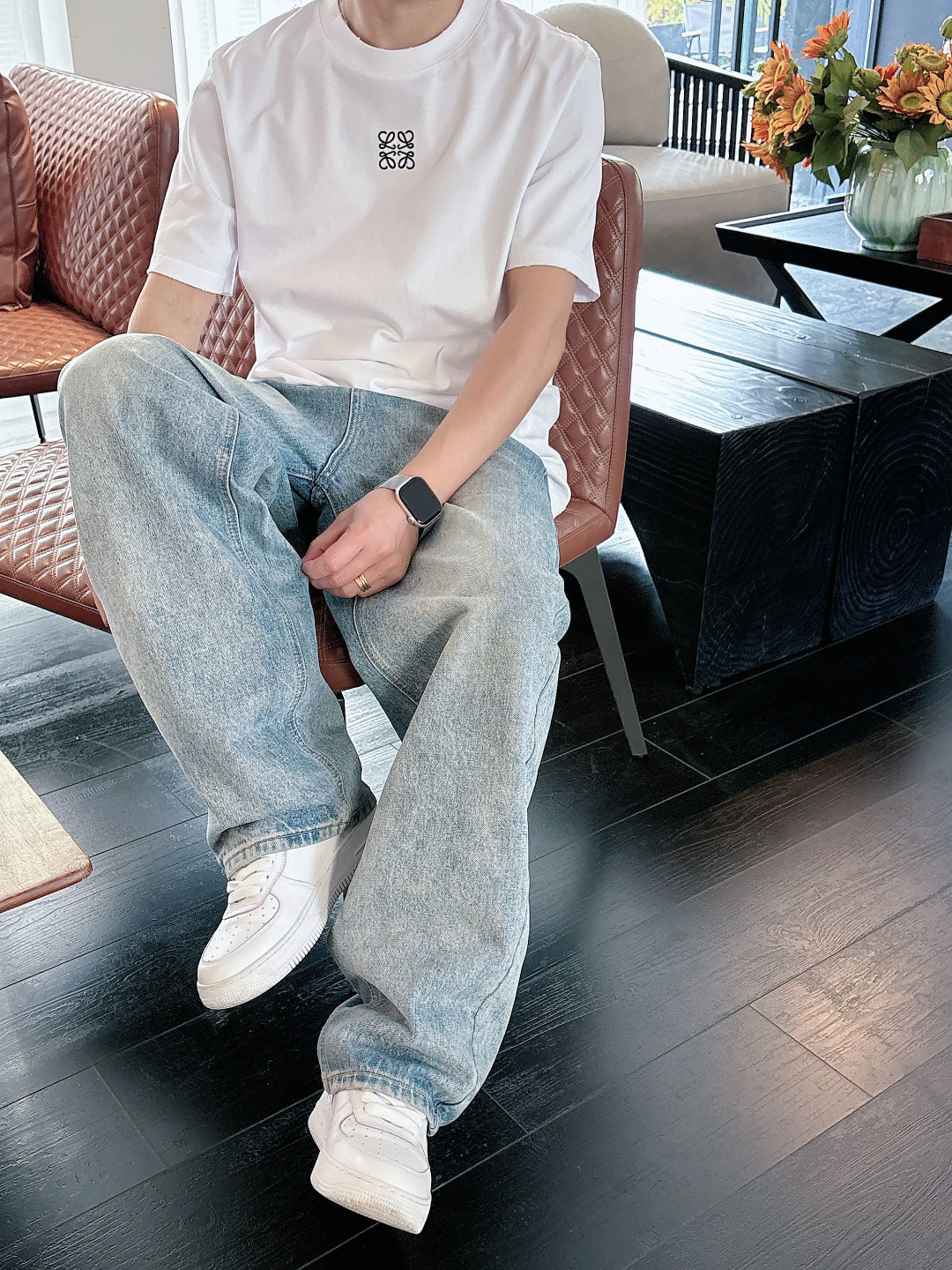 Pra26SS春夏新品三角铁牌徽标圆领短袖T恤，胸前衣服同色倒三角金属徽标，珐琅工艺低调又有辨识度，圆领