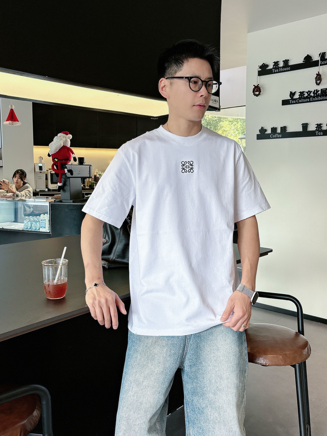 Pra26SS春夏新品三角铁牌徽标圆领短袖T恤，胸前衣服同色倒三角金属徽标，珐琅工艺低调又有辨识度，圆领