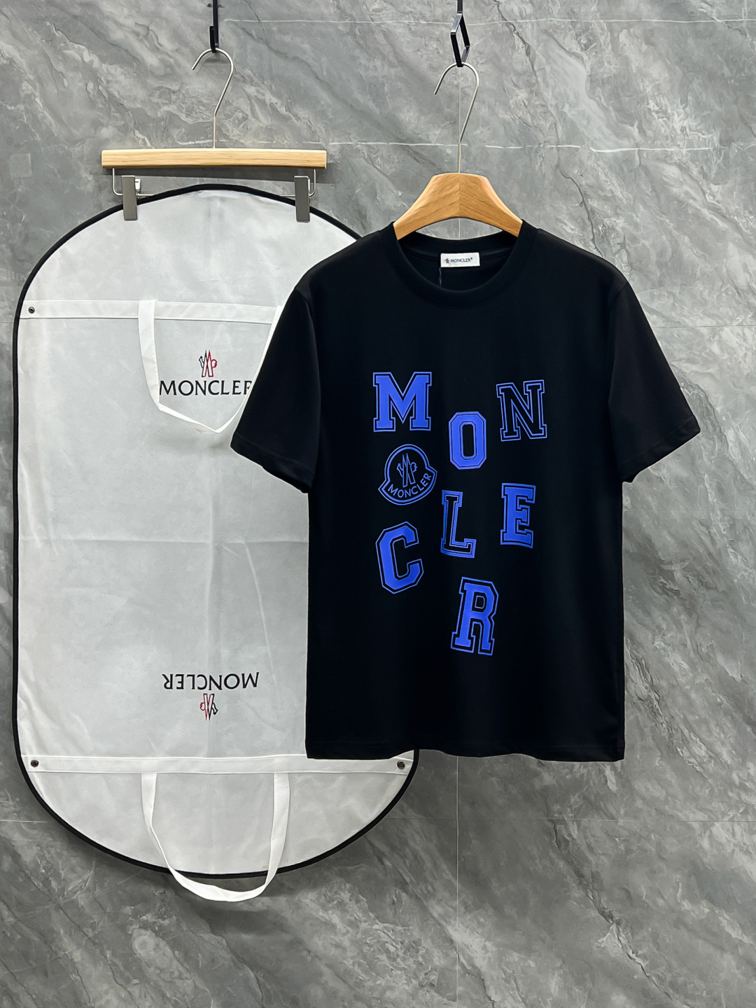 NO:931062,Mon's men's high-end fashion round-neck short-sleeved T-shirt, sold through trading company channels, pure blood quality, new spring and summer products in 2026, official synchronization, exclusive hot sale!  A T-shirt that is very in line with the aesthetic tone of the M family. The design style perfectly follows the essence of the M family. The sleeves and arms are decorated with the iconic wool felt brand badge logo, and the three-dimensional offset printing logo of the current season brand on the chest forms a visual echo. Green has become the main color of this season. It is used in many series of products. It is full of vitality and fashion, and at the same time highlights the high-end and fashionable tone!  The top-grade fabrics imported from Egypt are selected from the finest cotton raw materials with excellent sunlight in the Nile River area. They are custom-woven and dyed in a century-old Italian workshop. They are full of cotton feel, comfortable and breathable, extremely delicate to the touch, and have excellent skin-friendliness!  The detail processing is excellent, the color scheme is simple and versatile, the upper body effect is first-class, fashionable and elegant, the upper body is full of temperament, perfect for business commuting and going out for leisure, whether it is worn inside or alone, it is quite brilliant!  Size S-2xL,,Moncler,T-shirt,tees,t-shirt,19860909蒙口 Mon家男士高端时装款圆领短袖T恤,贸易公司渠道货,纯正血统品质,26年春夏新品,官方同步,独家爆款售卖！ 极符合M家美学基调的一款T恤,造型设计画风完美沿袭了M家的精髓,袖臂饰有标志性羊毛毡品牌徽章标识,搭载胸前当季品牌立体胶印工标识体,形成视觉呼应,绿色成为这一季主打色彩,运用到多系列产品,充满活力与时髦感,同时彰显出高级感与时装的腔调！ 客供埃及进口顶级面料,甄选尼罗河区域光照极好的上等棉花原料,经过意大利百年工坊定织定染而成,棉感十足,舒适性与透气性兼备,触感极为细腻,亲肤性绝佳！ 细节处理非常出色,配色简约百搭,上身效果一流,时髦且优雅,上身气质感十足,商务通勤与出街休闲完美驾驭,无论内搭还是单穿都颇为出彩！码数S-2xL,,Moncler,T-shirt,tees，t-shirt,,Men's clothing