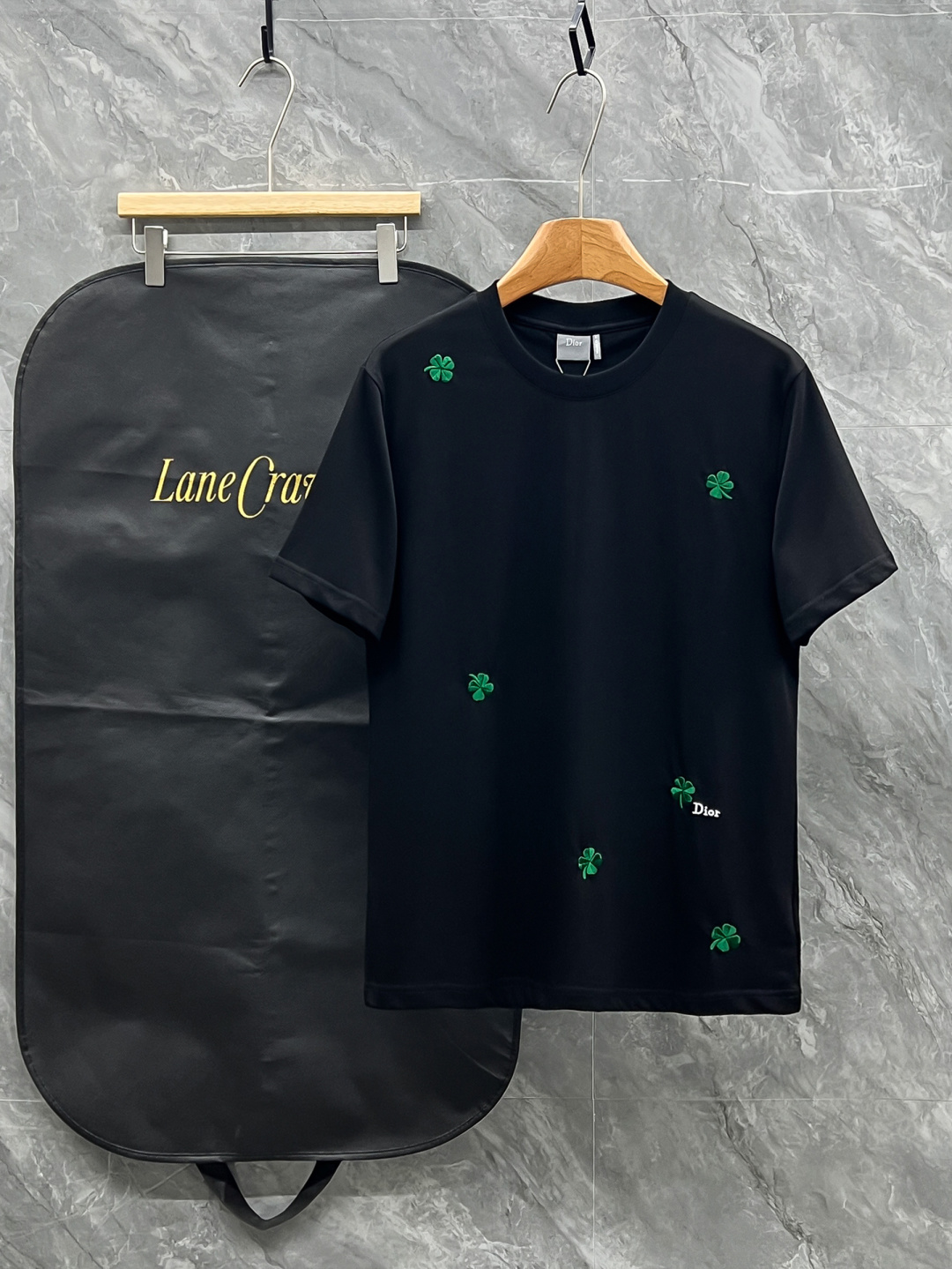 NO:931029,Dior Dior Four-leaf Clover Short Sleeve is an exclusive high version that reproduces the essence of the original version 1:1, perfectly integrating the lucky four-leaf clover element with the brand style. From fabric selection to embroidery technology, from pattern design to detail polishing, every step is done to the extreme. It is gentle, elegant and relaxed at the same time. It is a must-have atmosphere artifact for fashionable and sophisticated people. Behind the eternal appearance, there is real top quality and advanced texture!  Really high-quality material, soft and skin-friendly to the touch, extremely gentle and comfortable!  At the same time, it is breathable and full, and the upper body has a soft light effect, which makes the skin tone transparent and fair. It does not matter skin color or temperament. It exudes a noble aura in a low-key manner. Sizes S-2XL, dior, dior, T-shirt,19860909Dior迪奥四叶草短袖 以独家高版本1:1复刻原版精髓,将幸运四叶草元素与品牌格调完美融合,从面料甄选到刺绣工艺,从版型设计到细节打磨,每一处都做到极致,温柔显贵又兼具松弛感,是时髦精人手必入的氛围感神器,一眼万年的颜值背后,是实打实的顶版品质与高级质感！ 实打实的高品质材质,触感软糯亲肤到极致温柔又舒适！同时透气性拉满,上身自带柔光效果,衬得肤色通透白皙,不挑肤色、不挑气质,低调中透着显贵气场、尺码S-2XL,,dior,dior,T-shirt,,Men's clothing