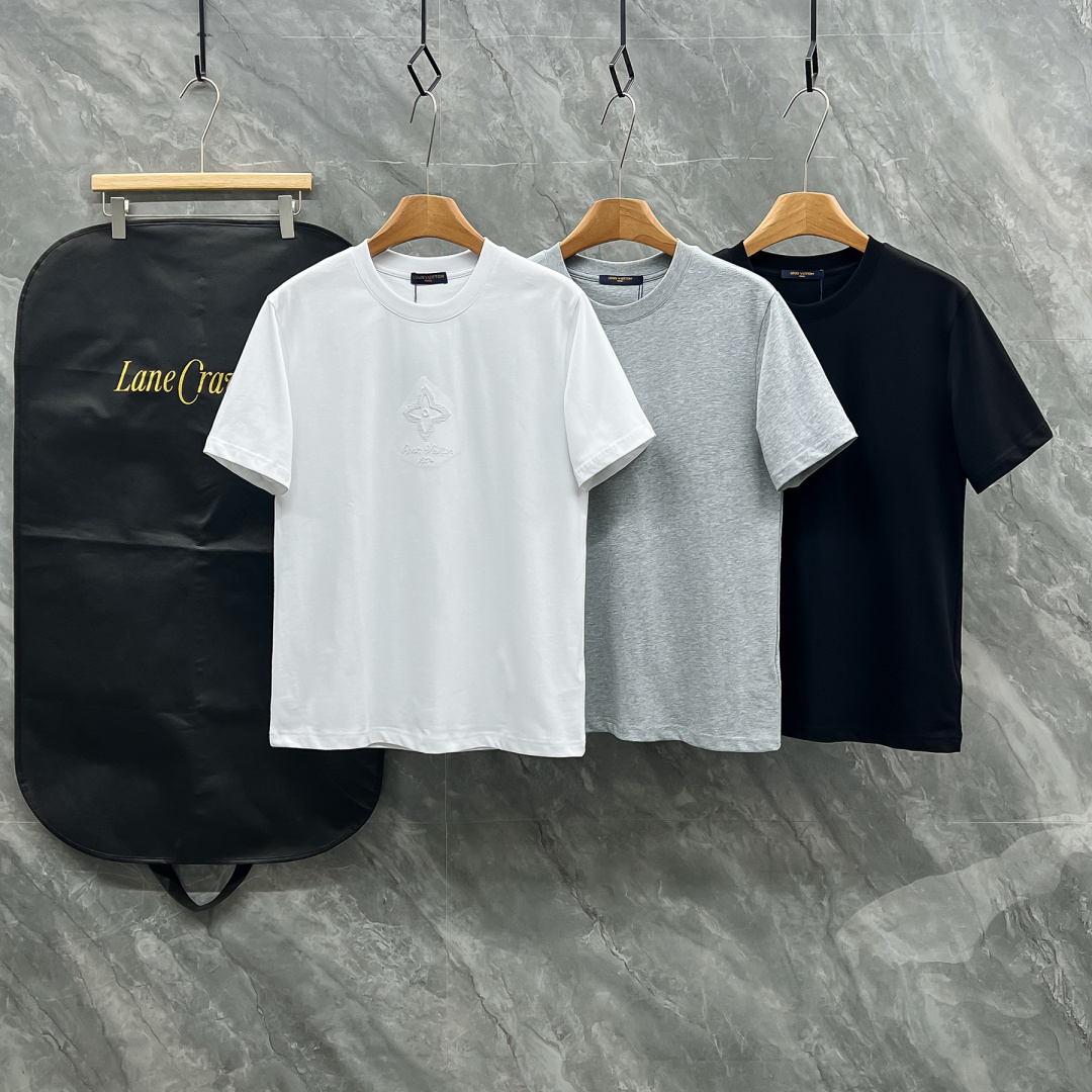 NO:931018,Louis vuitt2026 latest couple style short-sleeved T-shirt real shot, top quality goods, three-dimensional tailoring, customized fabric, comfortable and breathable!  Customized brand logo embellishment ~ Charming and charming, the hand is delicate and soft, the upper body is comfortable and breathable, the style of a big brand is luxurious and elegant, the texture can only be imported and customized from Italy, versatile style, easy to wear, fine and meticulous workmanship, absolutely worth it!  Size S-2XL,,louis vuitton,T-shirt,tees,t-shirt,19860909Louis vuitt2026最新情侣款短袖T恤实物拍摄顶级好货立体剪裁 定制面料,舒适透气！定制品牌logo标点缀～迷人魅力手感细腻柔软, 上身舒适透气 ,大牌风范 奢华大气 进口意大利定制才有的质感 百搭款式 穿着不挑人 ,做工精细一丝不苟 ,绝对值得的好货！ 码数S-2XL,,louis vuitton,T-shirt,tees，t-shirt,,Men's clothing