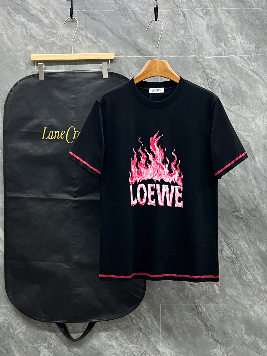 NO:931086,Loe2026ss spring and summer new debut counter latest short-sleeved round neck T-shirt high-end custom design avant-garde fashion!  The brand logo is designed with heavy craftsmanship. High-end customized pure cotton fabric. Soft to the touch. Comfortable to wear. Exquisite stitching at the counter level. Fine workmanship. The upper body effect is incomparably handsome!  A must-have item for a stylish man!  Color Black White Size S-2XL,,loewe,T-shirt,tees,t-shirt,19860909Loe2026ss 春夏新款首发专柜最新款短袖圆领T恤 高端订制 设计前卫时尚！品牌logo重工艺设计 高端定制纯棉面料.手感柔软.穿着舒适.专柜级别精致车线.做工精细.上身效果无敌帅气！型男必备单品！ 颜色黑色 白色 码数S-2XL,,loewe,T-shirt,tees，t-shirt,,Men's clothing