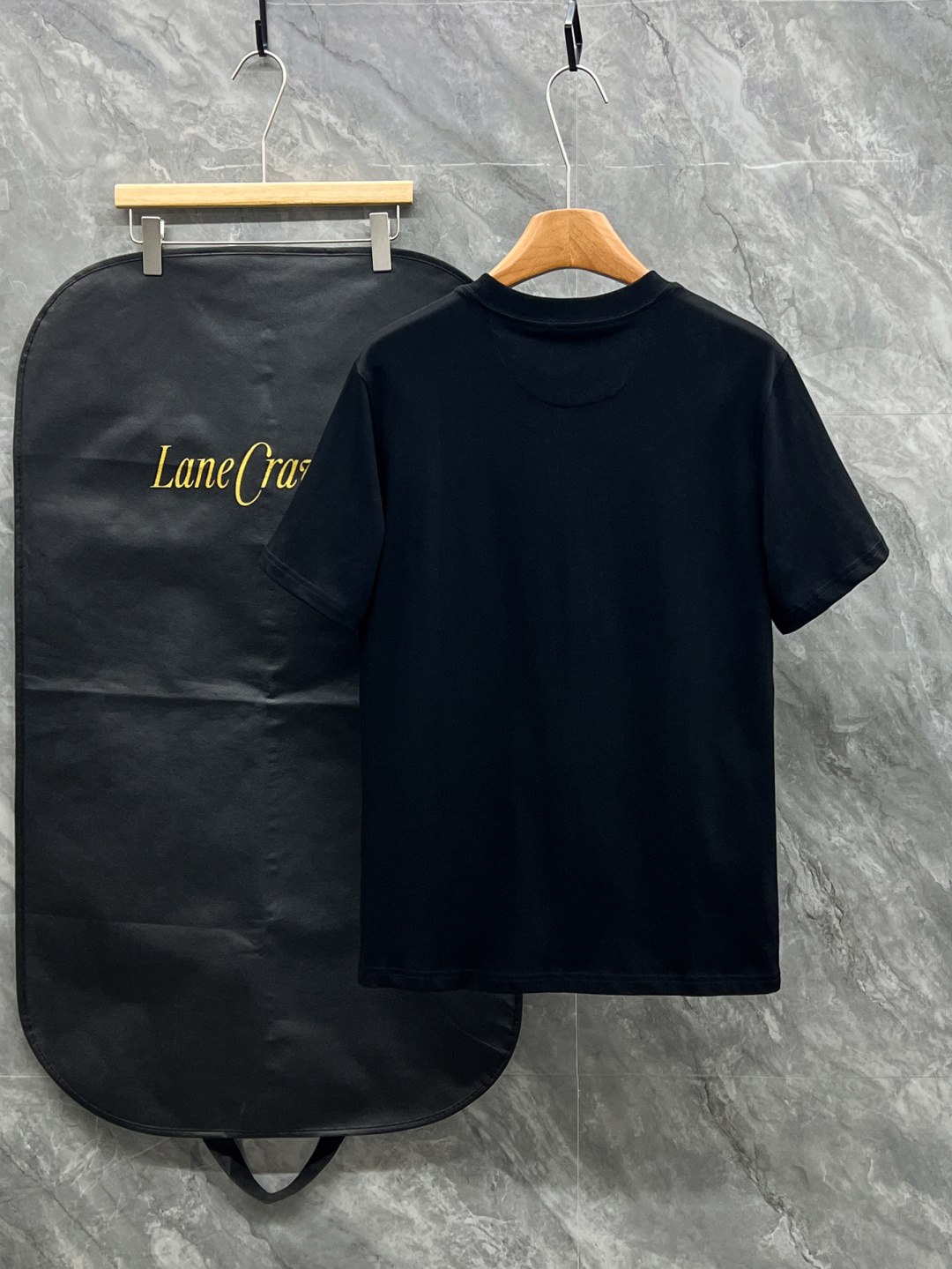LOEW_2026春夏系列的标志性Anagram眼睛刺绣短袖T恤。• 品牌标识：领口处有LOEWE品牌标