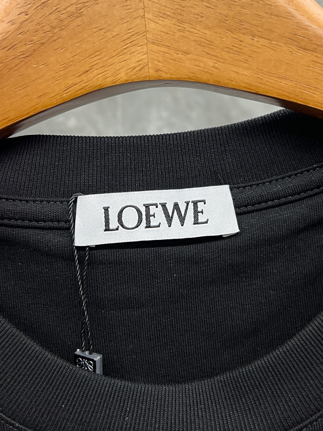 LOEW_2026春夏系列的标志性Anagram眼睛刺绣短袖T恤。• 品牌标识：领口处有LOEWE品牌标