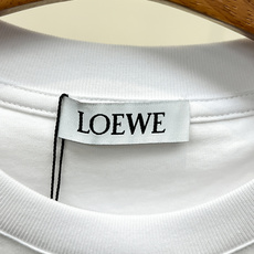 LOEW_2026春夏系列的标志性Anagram眼睛刺绣短袖T恤。• 品牌标识:领口处有LOEWE品牌标 LOEW_2026春夏系列的标志性Anagram眼睛刺绣短袖T恤。• 品牌标识:领口处有LOEWE品牌标