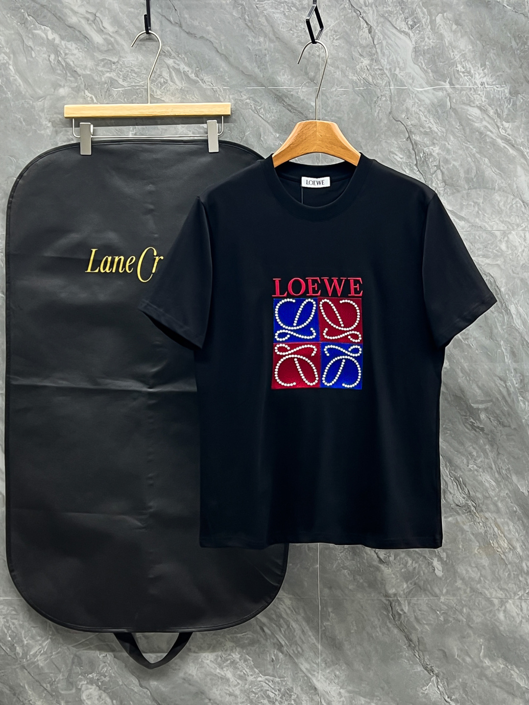 NO:931117,Loew* 2026 spring and summer new style, classic personalized totem three-dimensional embroidery process, logo custom fabric, short-sleeved T-shirt, same style for men and women, color black, white, size S-2XL,, loewe, T-shirt, tees, t-shirt,19860909Loew* 2026春夏新款 经典个性图腾立体刺绣工艺 logo 定制面料 短袖T恤 男女同款 颜色黑色 白色  码数S-2XL,,loewe,T-shirt,tees，t-shirt,,Men's clothing