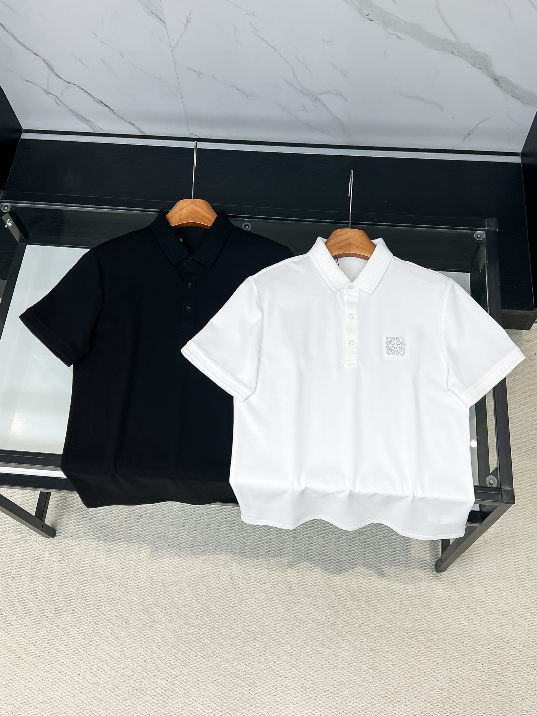 NO:838890,LOEWE2026 exclusively supplies the new original men's casual short-sleeved lapel logo embroidered Polo shirt. High-end customization. High-end version. Fashionable and versatile imported fabric. Super soft and delicate feel. Skin-friendly and comfortable to wear. High-end boutique. The upper body is finely made by the OEM. It is a must-have item for men. Three complete labels. Size M-3XL, loewe, T-shirt,19860909LOEWE2026独家专供新款原单男士休闲短袖 翻领徽标刺绣Polo衫 高端定制 高端版本 时尚百搭爆款进口面料 手感超柔软细腻 穿着亲肤舒适 高端精品 代工厂精细做上身非常赞 男士必备单品 三标齐全 码数M-3XL,,loewe,T-shirt,,Men's clothing